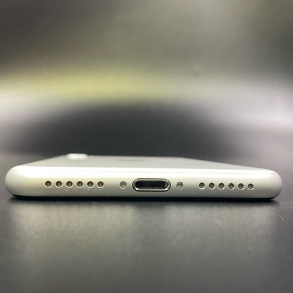 【全額返金保証】【最速発送】Apple iPhone iPhone SE（第2世代） 64GB ホワイト docomo 白ロム 動作確認済 72%