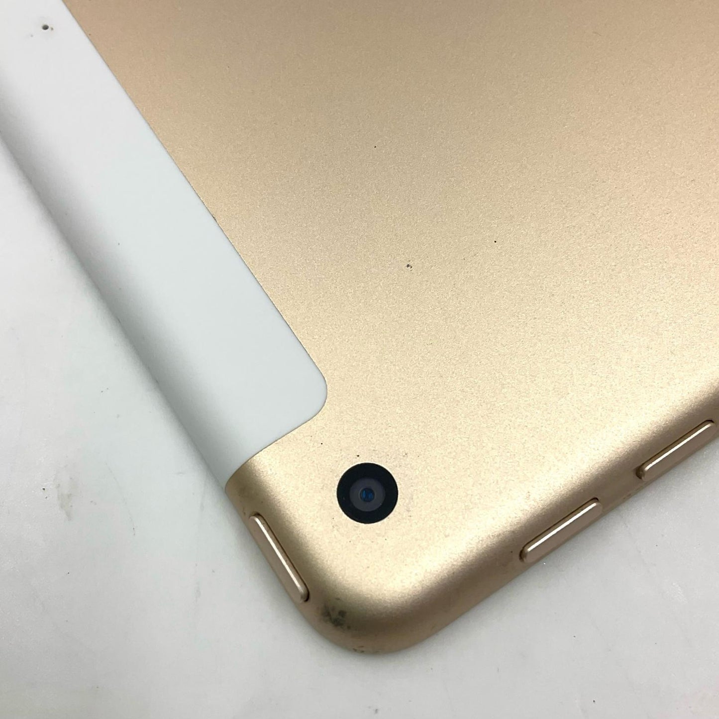 【全額返金保証】【最速発送】Apple iPad iPad 9.7インチ 第5世代 32GB ゴールド WiFi+Cellular au 白ロム 動作確認済