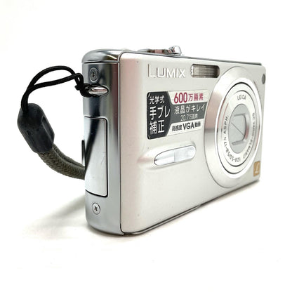 【全額返金保証】【最速発送】Panasonic コンパクトデジタルカメラ LUMIX DMC-FX9 シルバー 動作確認済