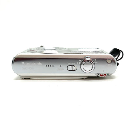 【全額返金保証】【最速発送】Panasonic コンパクトデジタルカメラ LUMIX DMC-FX9 シルバー 動作確認済