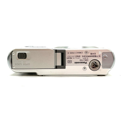 【全額返金保証】【最速発送】Panasonic コンパクトデジタルカメラ LUMIX DMC-FX9 シルバー 動作確認済