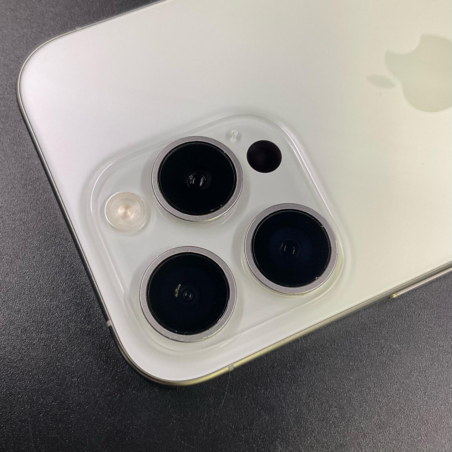 【全額返金保証】【最速発送】Apple iPhone iPhone 15 Pro 256GB ホワイトチタニウム SIMフリー 動作確認済 84%