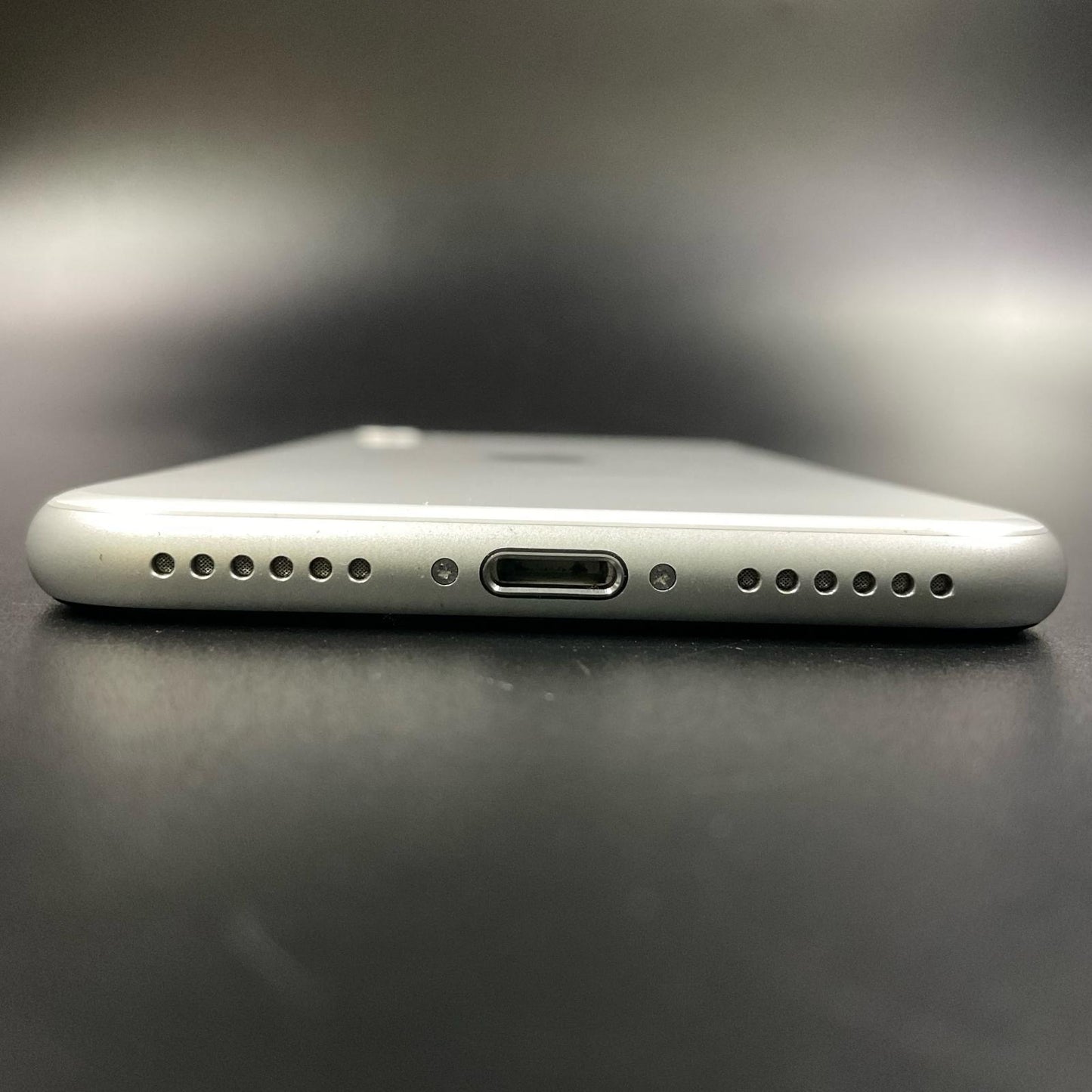 【全額返金保証】【最速発送】Apple iPhone iPhone SE（第2世代） 64GB ホワイト docomo SIMフリー 白ロム 美品 動作確認済 96%