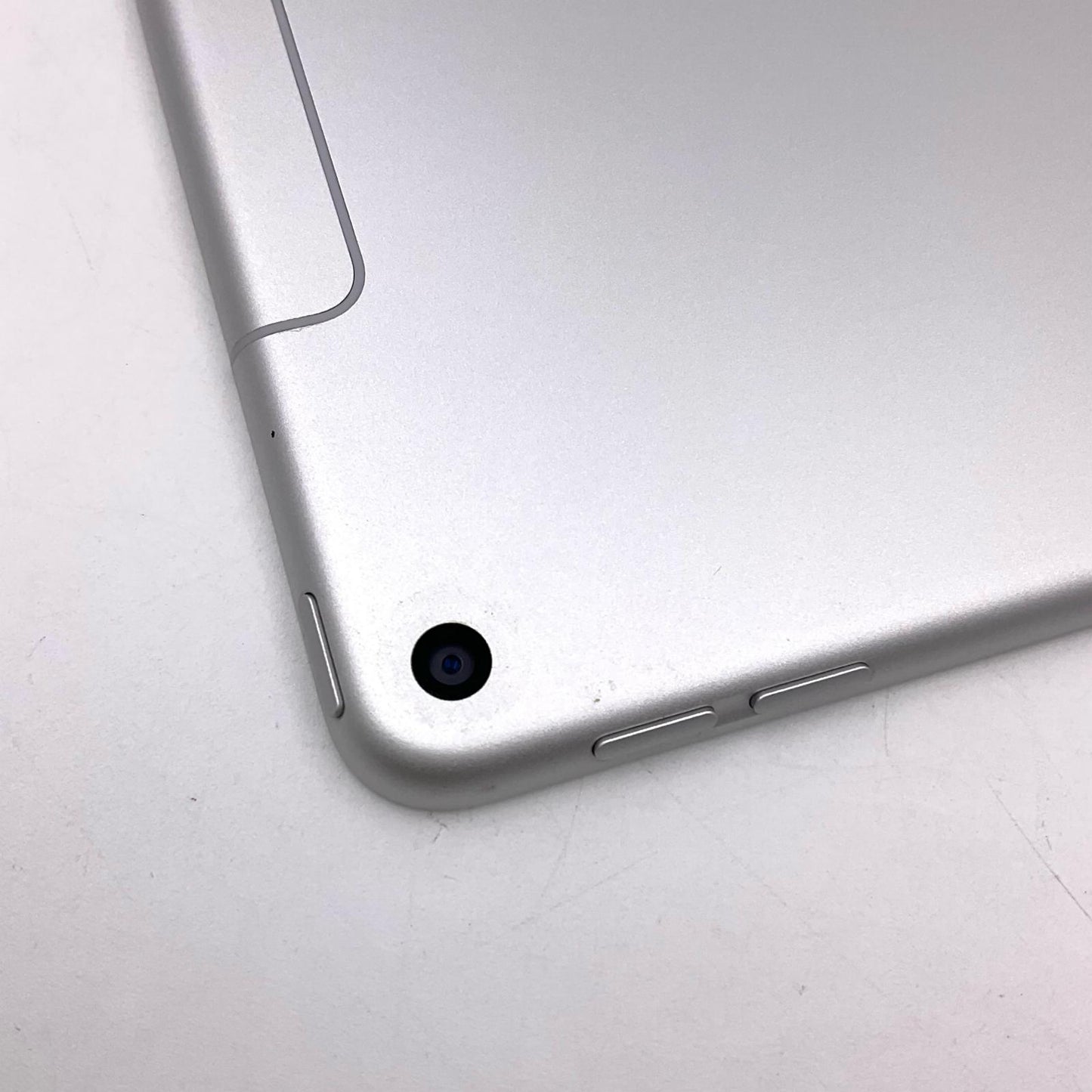 【全額返金保証】【最速発送】Apple iPad Air 第3世代 64GB シルバー WiFi+Cellular docomo 白ロム 動作確認済