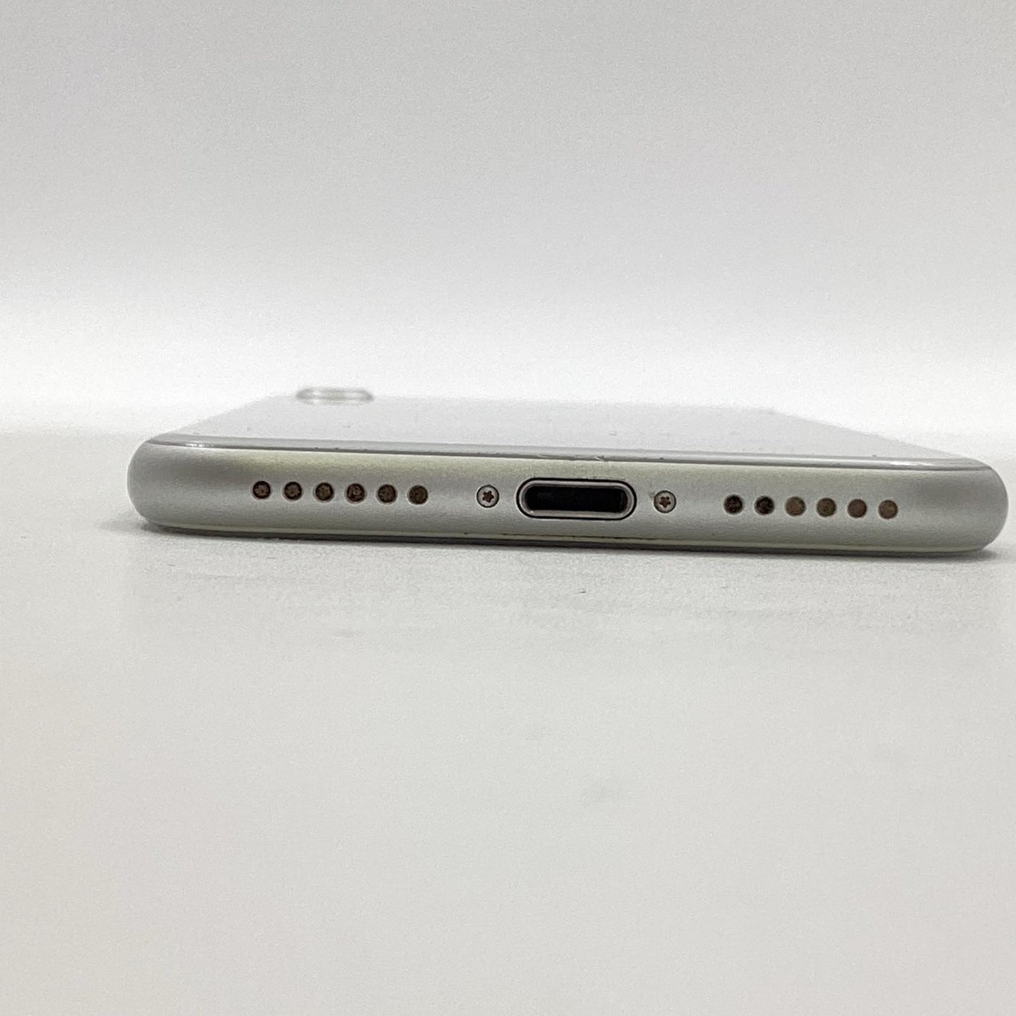【全額返金保証】【最速発送】Apple iPhone iPhone 8 64GB シルバー docomo 白ロム 動作確認済 71%