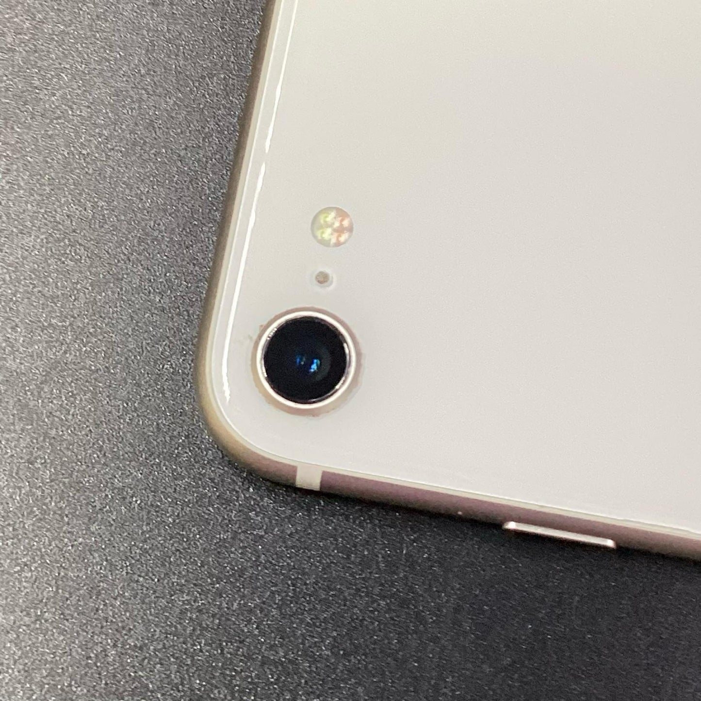 【全額返金保証】【最速発送】Apple iPhone iPhone SE（第3世代） 64GB スターライト au SIMフリー 白ロム 動作確認済 77%
