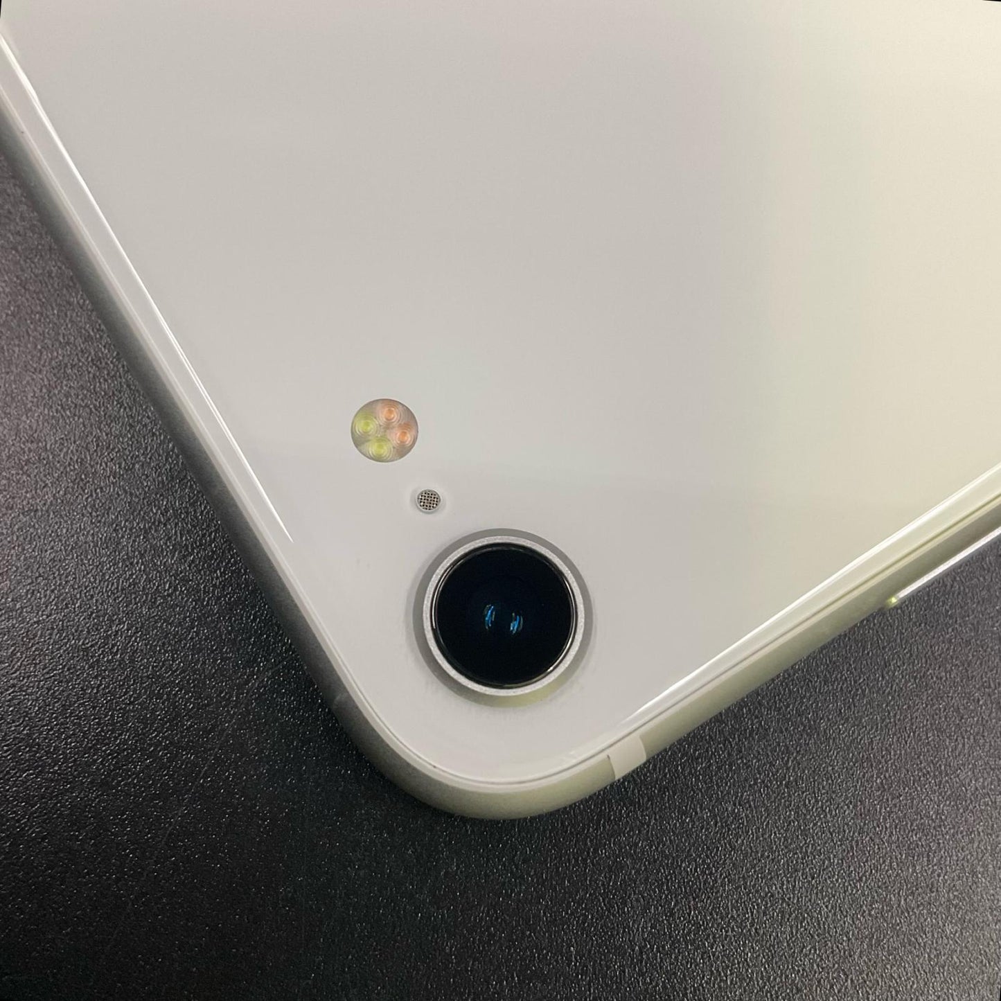 【全額返金保証】【最速発送】Apple iPhone iPhone SE（第2世代） 64GB ホワイト au 白ロム 動作確認済 78%