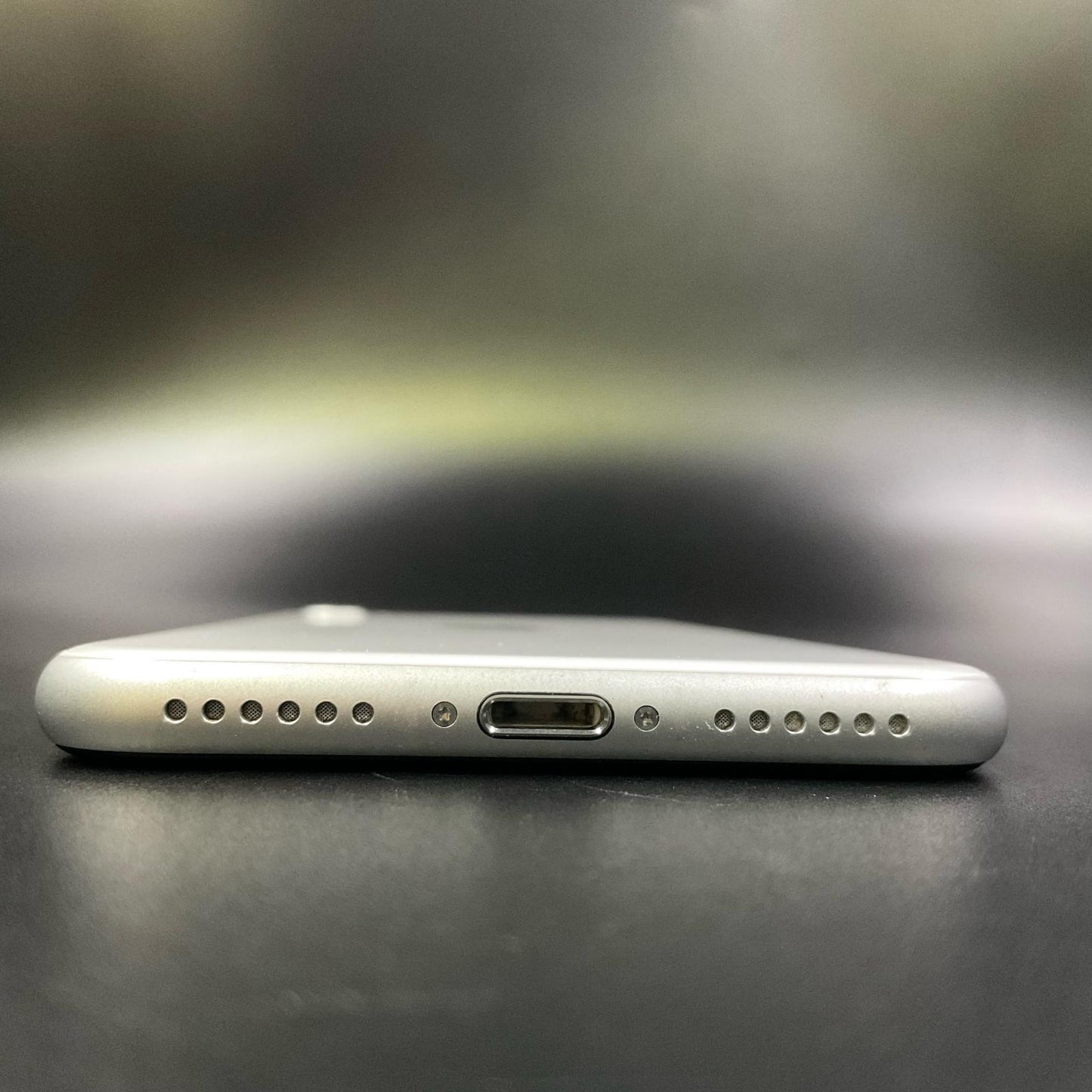 【全額返金保証】【最速発送】Apple iPhone iPhone SE（第2世代） 64GB ホワイト au 白ロム 動作確認済 78%