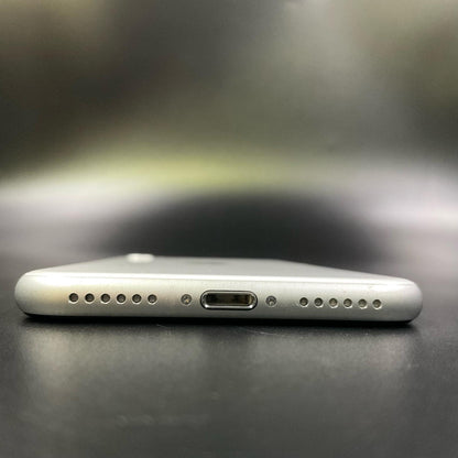 【全額返金保証】【最速発送】Apple iPhone iPhone SE（第2世代） 64GB ホワイト au 白ロム 動作確認済 78%