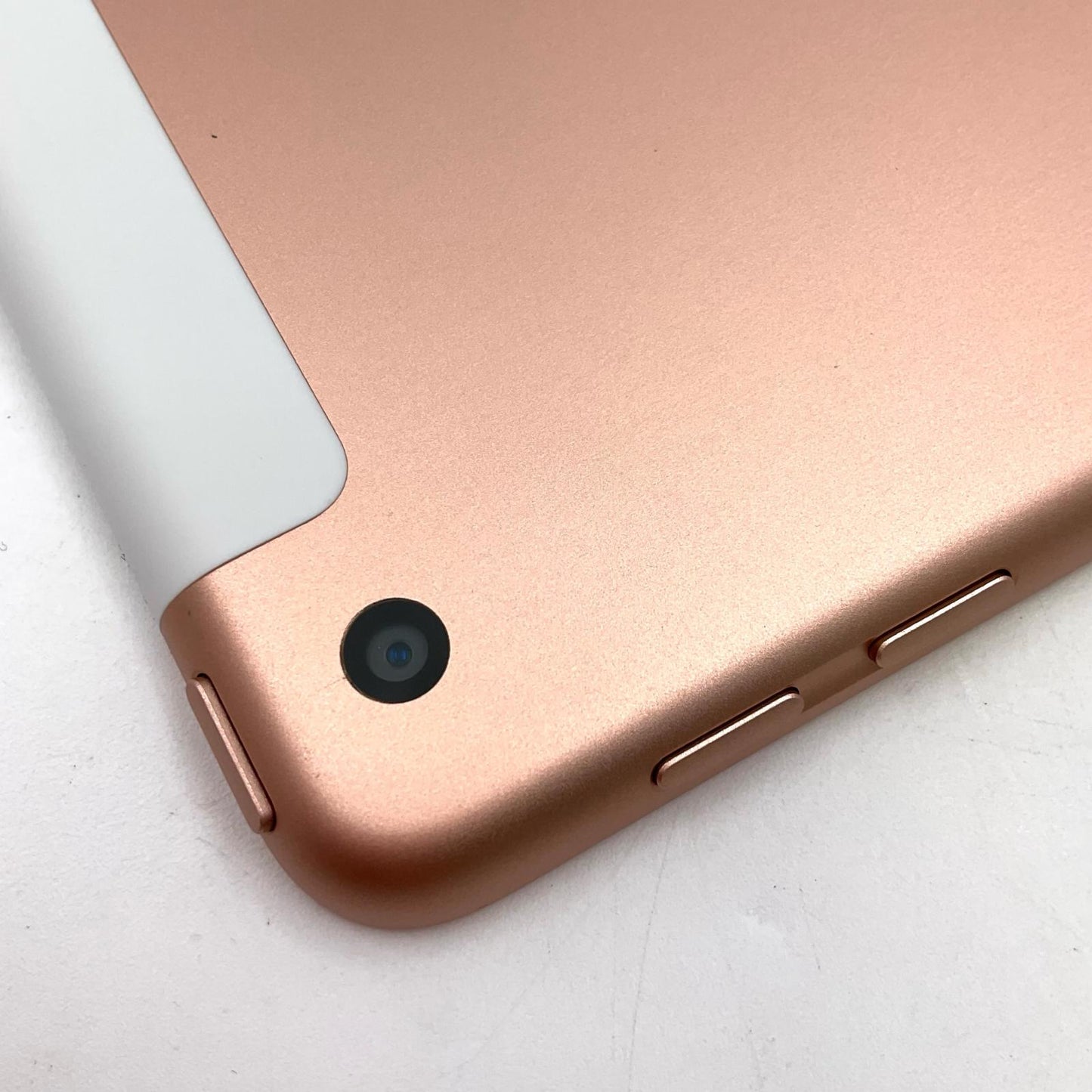 【全額返金保証】【最速発送】Apple iPad iPad 9.7インチ 第6世代 32GB ゴールド WiFi+Cellular docomo 白ロム 美品 動作確認済