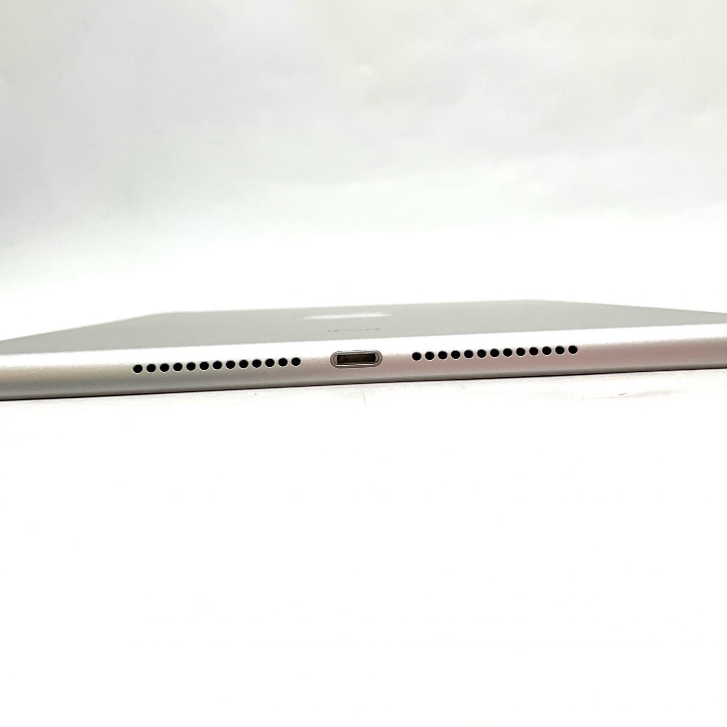 【全額返金保証】【最速発送】Apple iPad iPad 9.7インチ 第6世代 32GB シルバー Wi-Fi 美品 動作確認済
