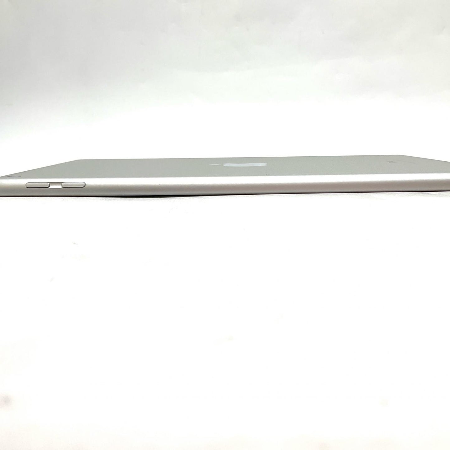 【全額返金保証】【最速発送】Apple iPad iPad 9.7インチ 第6世代 32GB シルバー Wi-Fi 美品 動作確認済