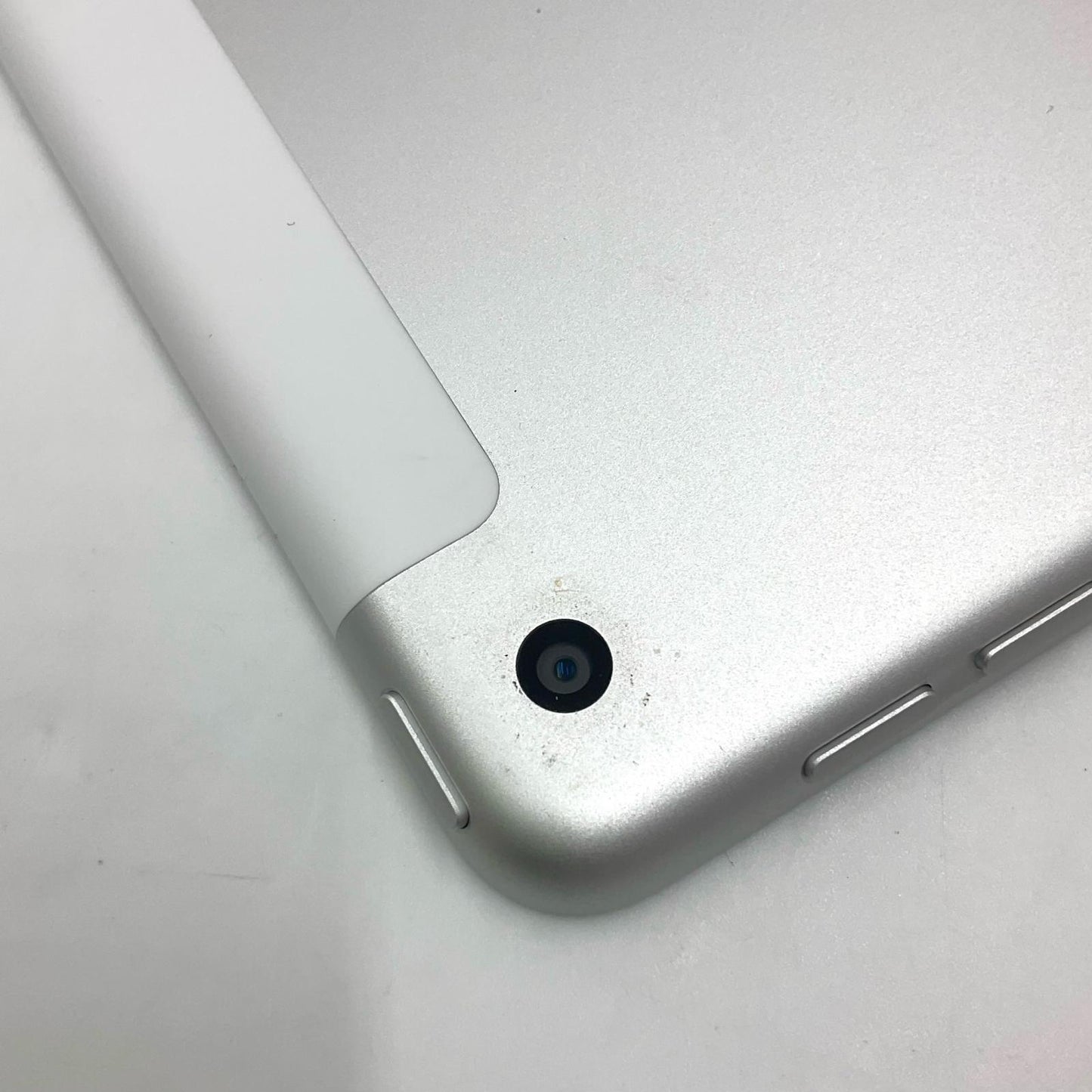 【全額返金保証】【最速発送】Apple iPad iPad 10.2インチ 第9世代 64GB シルバー WiFi+Cellular docomo SIMフリー 白ロム 動作確認済