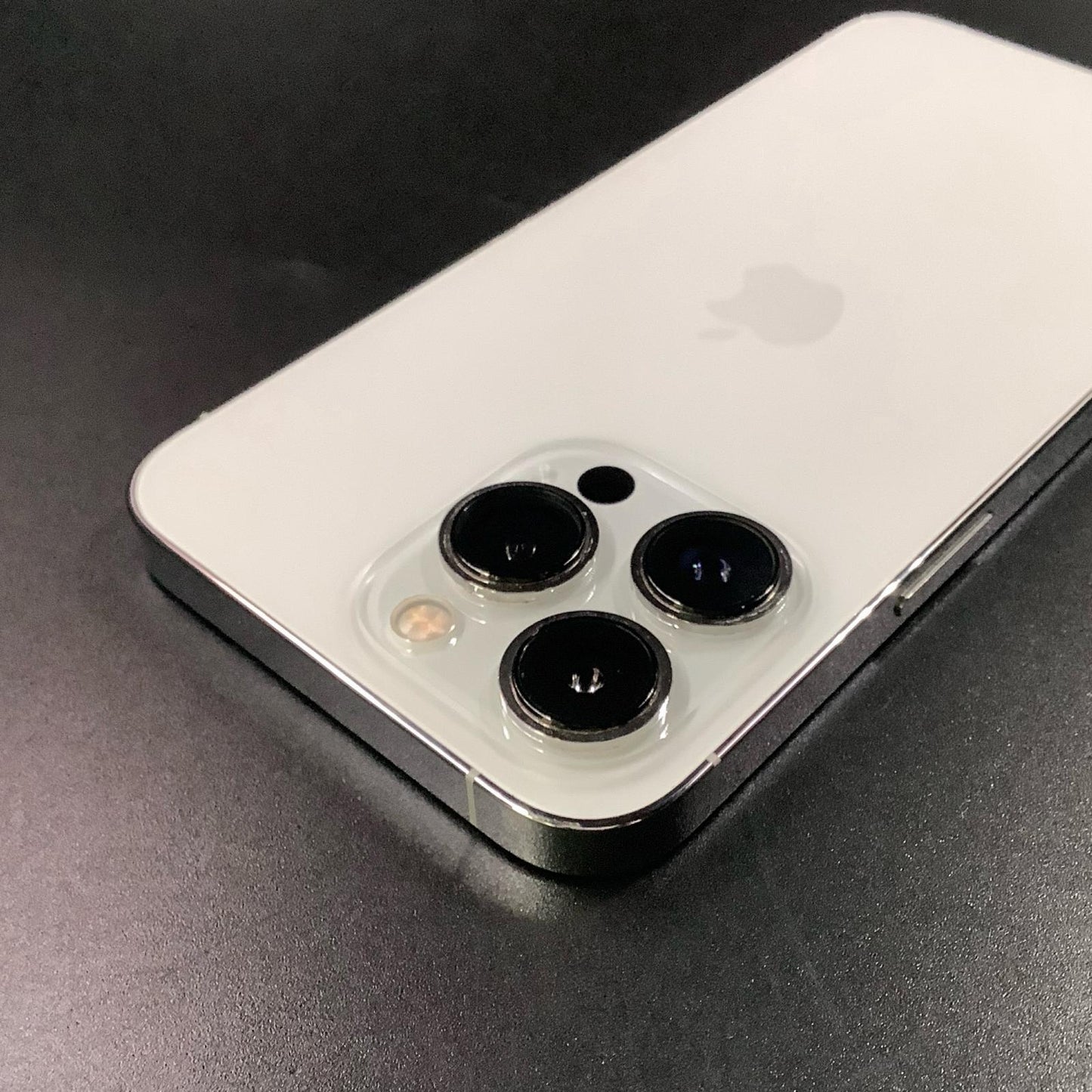 【全額返金保証】【最速発送】Apple iPhone iPhone 13 Pro 128GB シルバー docomo SIMフリー 白ロム 動作確認済 76%