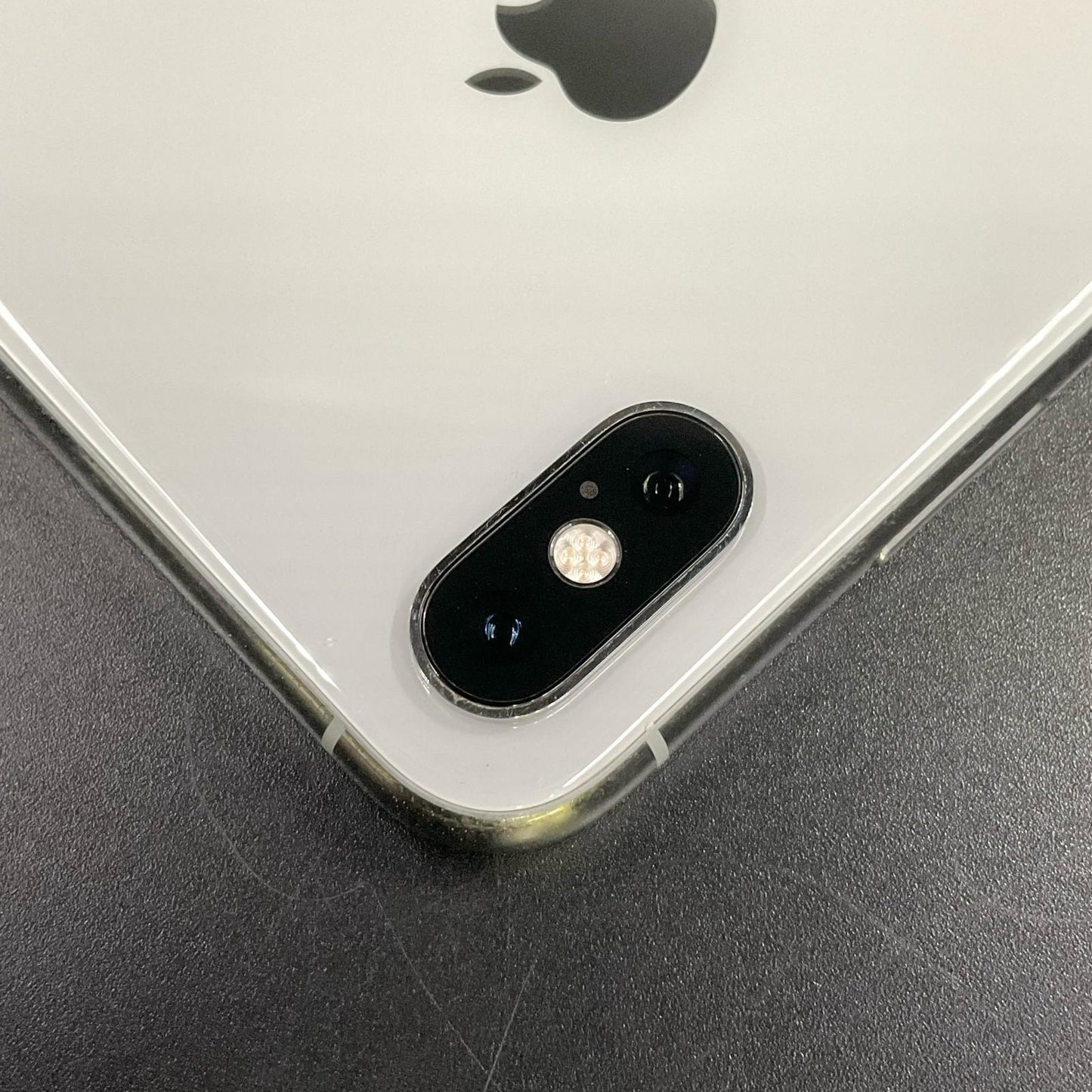 【最速発送】Apple iPhone iPhone XS Max 64GB シルバー docomo 白ロム【難有】 74%