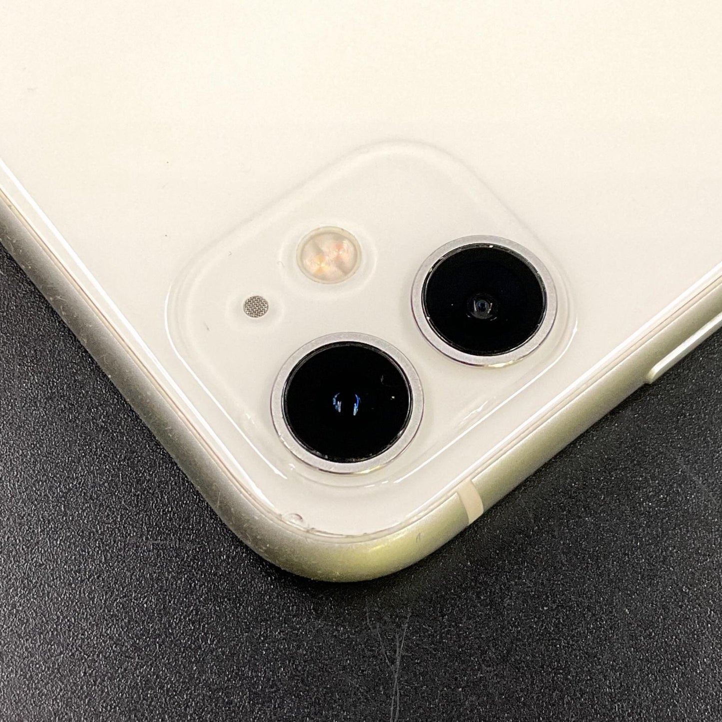 【最速発送】Apple iPhone iPhone 11 128GB ホワイト au 白ロム【難有】 77%