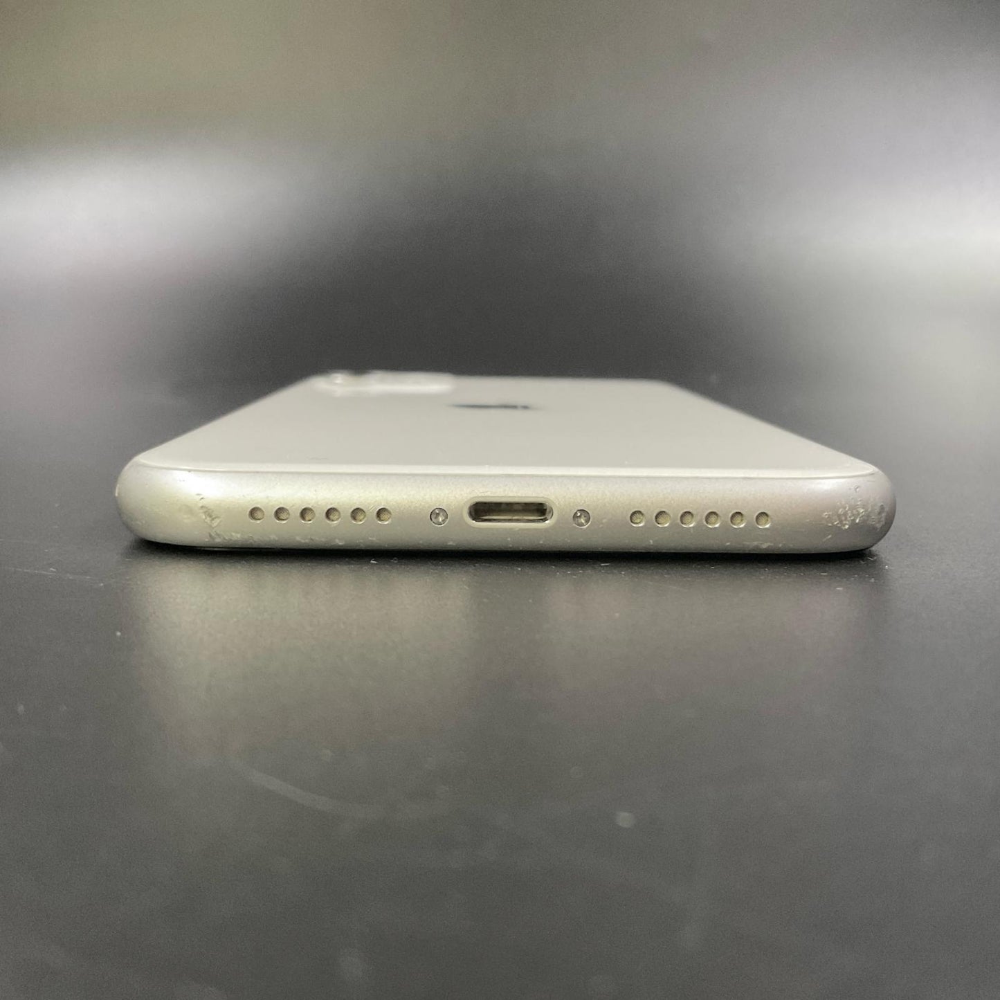 【最速発送】Apple iPhone iPhone 11 128GB ホワイト au 白ロム【難有】 77%