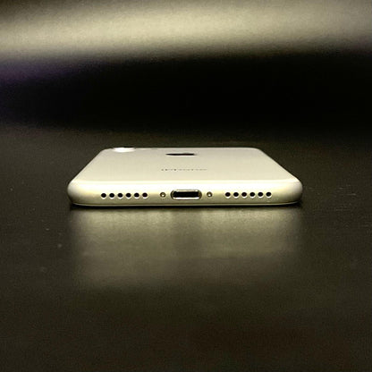 【全額返金保証】【最速発送】Apple iPhone iPhone 8 64GB シルバー au 白ロム 動作確認済 81%