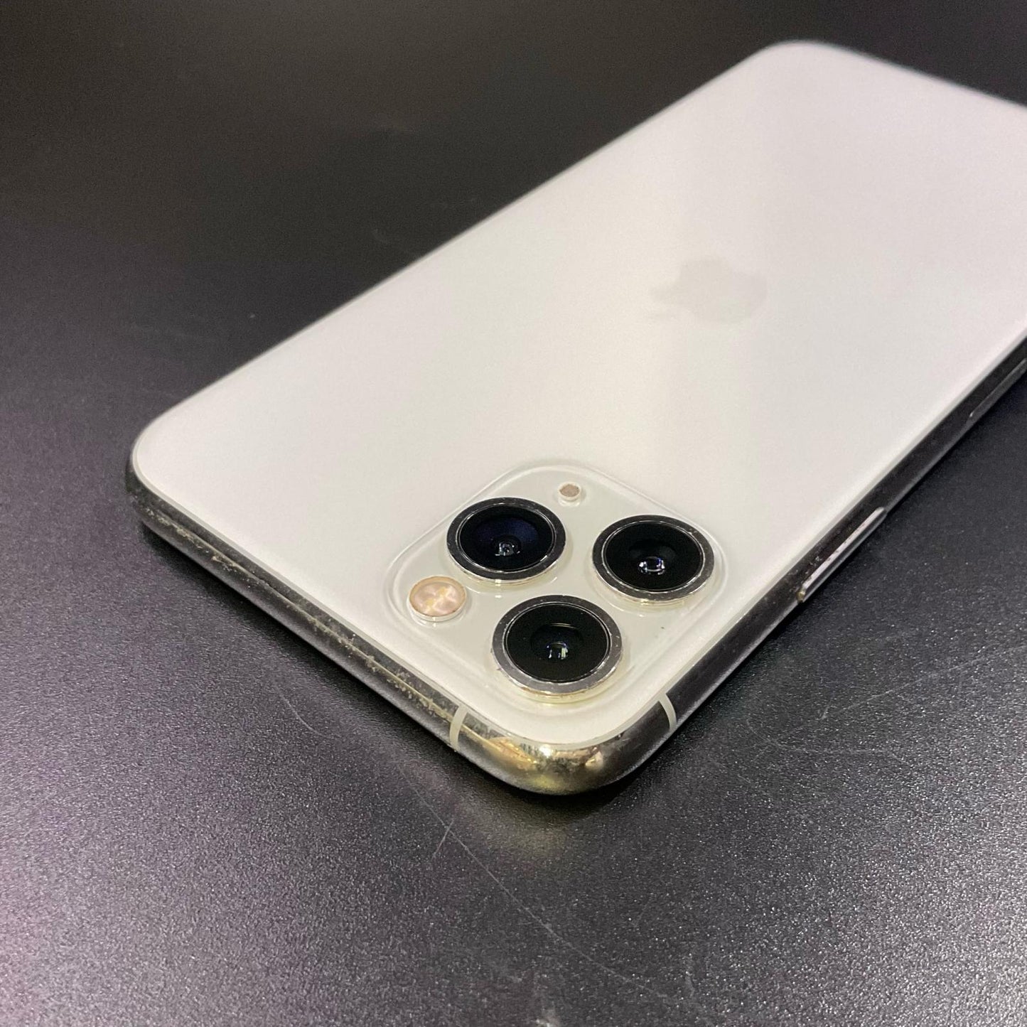 【全額返金保証】【最速発送】Apple iPhone iPhone 11 Pro 256GB シルバー au 白ロム 動作確認済 88%