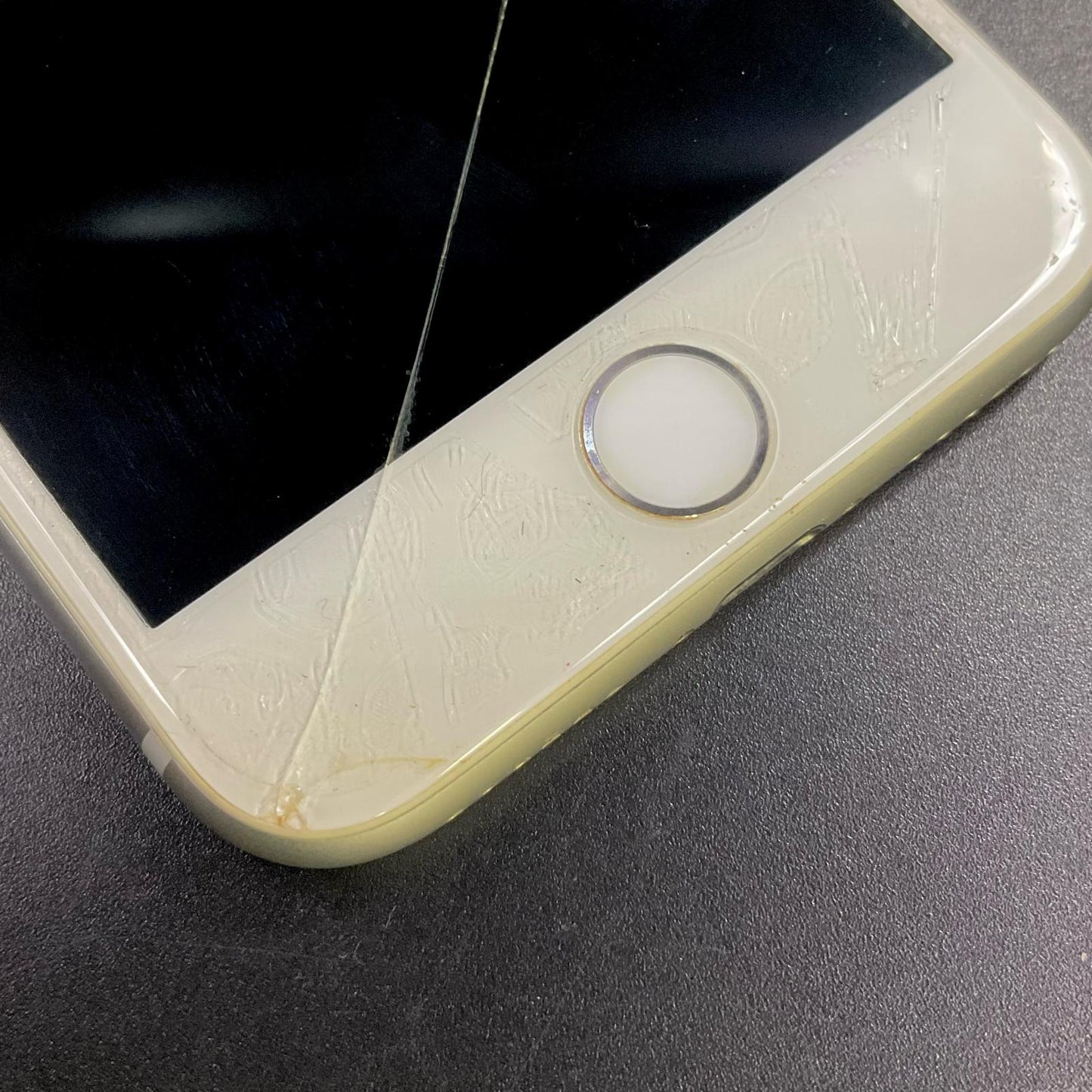 【最速発送】Apple iPhone iPhone 8 64GB シルバー docomo 白ロム【難有】 80%