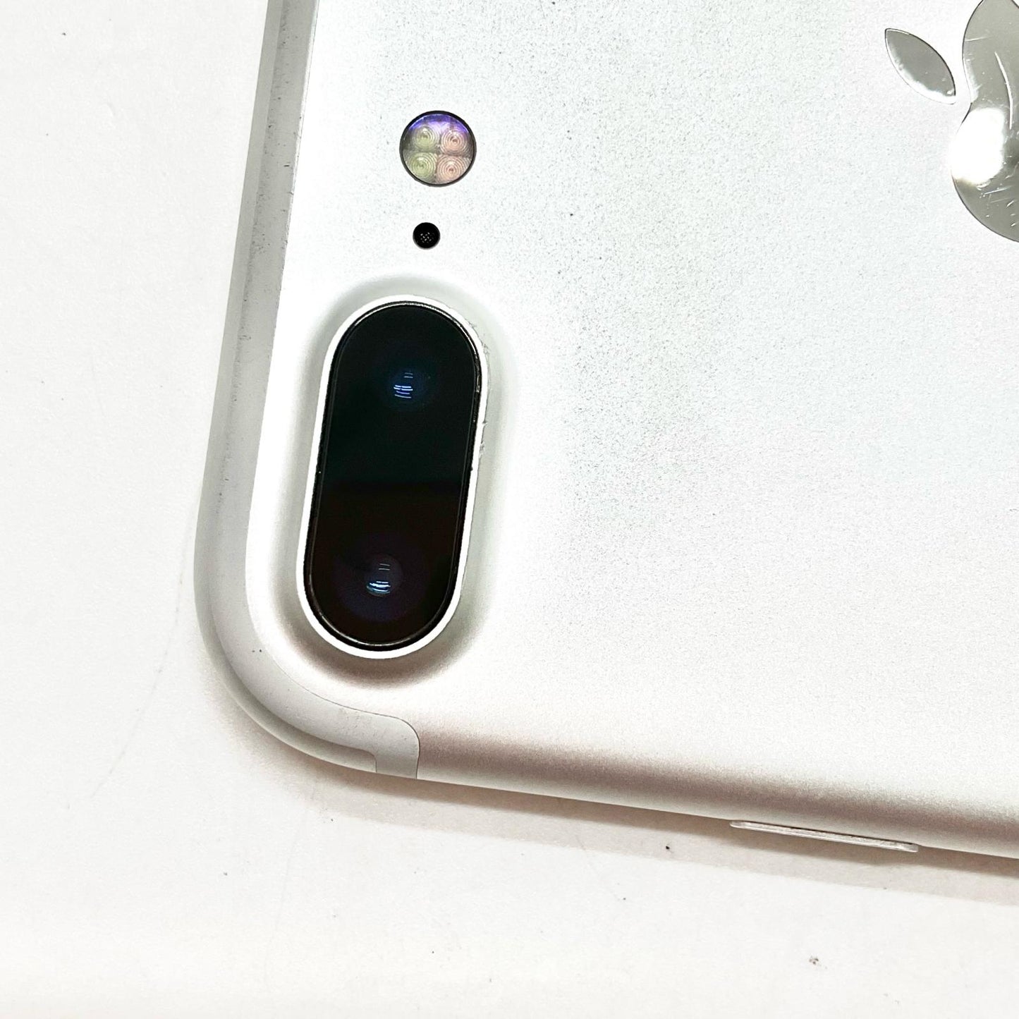 【最速発送】Apple iPhone iPhone 7 Plus 128GB シルバー docomo 白ロム【難有】 83%