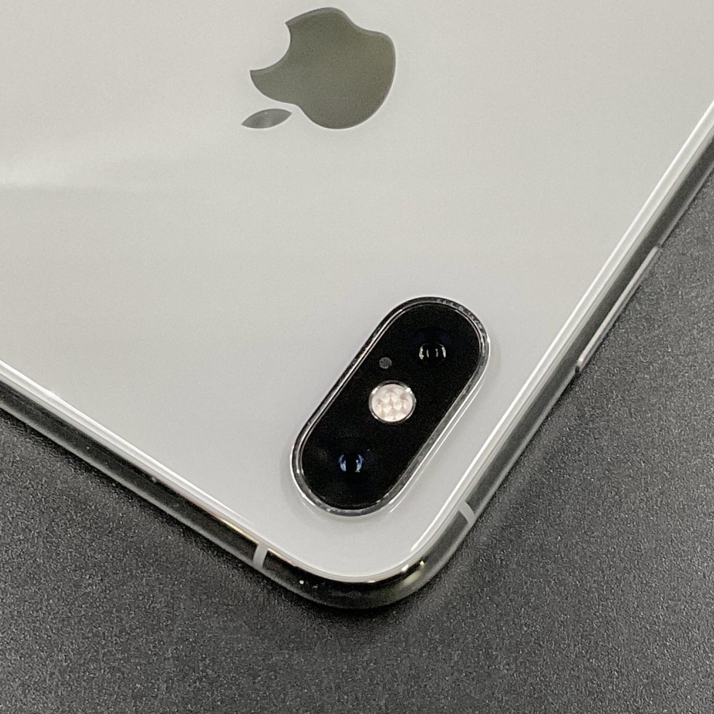 【全額返金保証】【最速発送】Apple iPhone iPhone XS Max 256GB シルバー au 白ロム 動作確認済 84%
