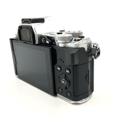 【最速発送】OLYMPUS デジタル一眼 OLYMPUS OM-D E-M5 Mark II ボディ [シルバー] シルバー【難有】