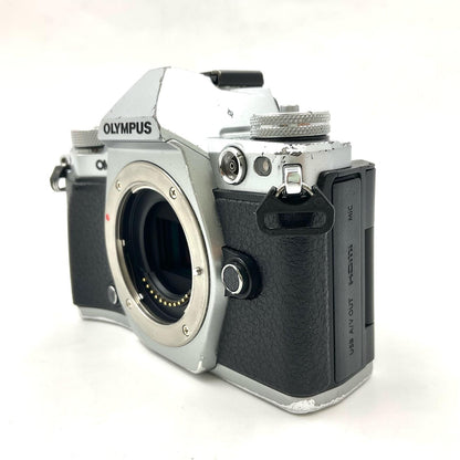 【最速発送】OLYMPUS デジタル一眼 OLYMPUS OM-D E-M5 Mark II ボディ [シルバー] シルバー【難有】