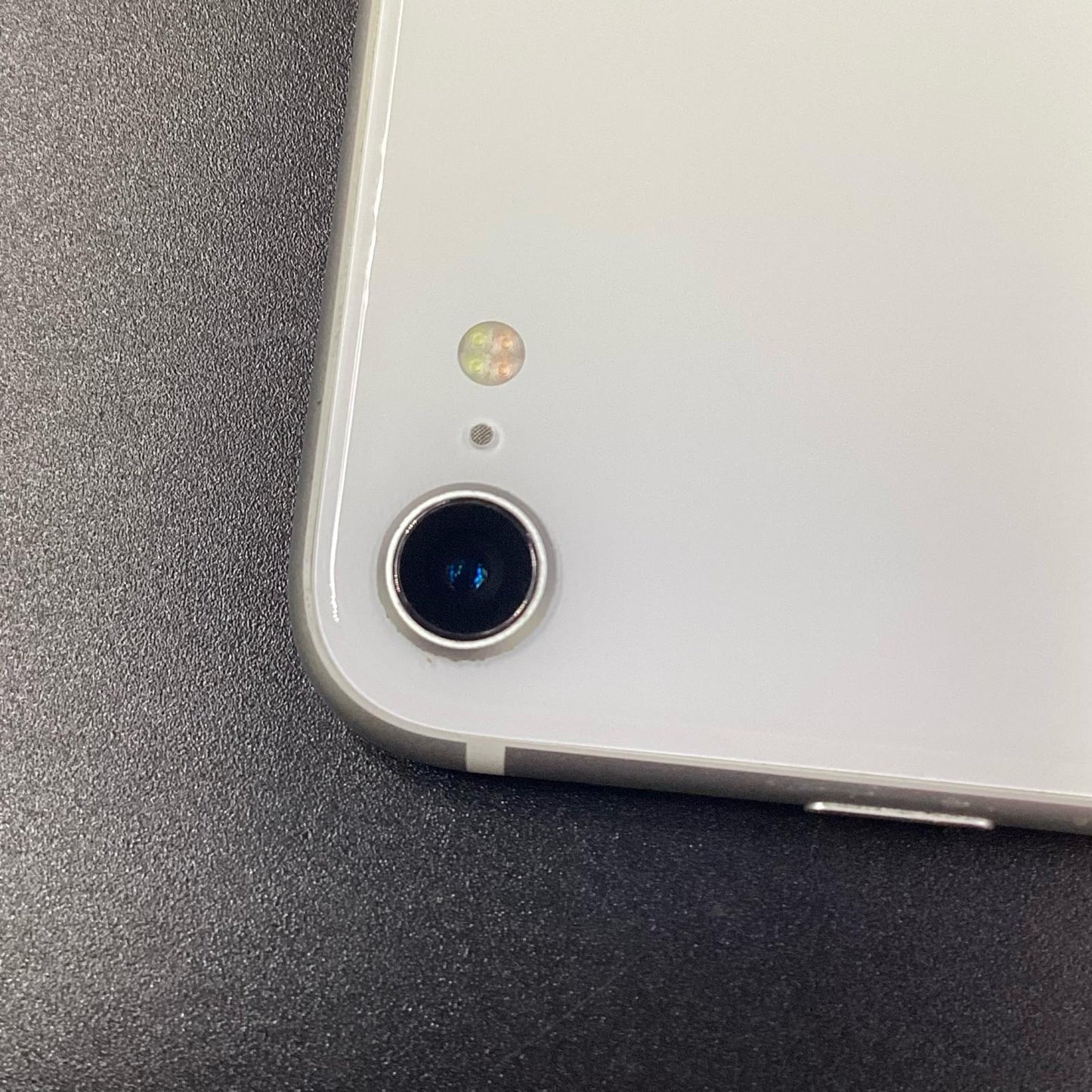【全額返金保証】【最速発送】Apple iPhone iPhone SE（第2世代） 128GB ホワイト au 白ロム 動作確認済 77%