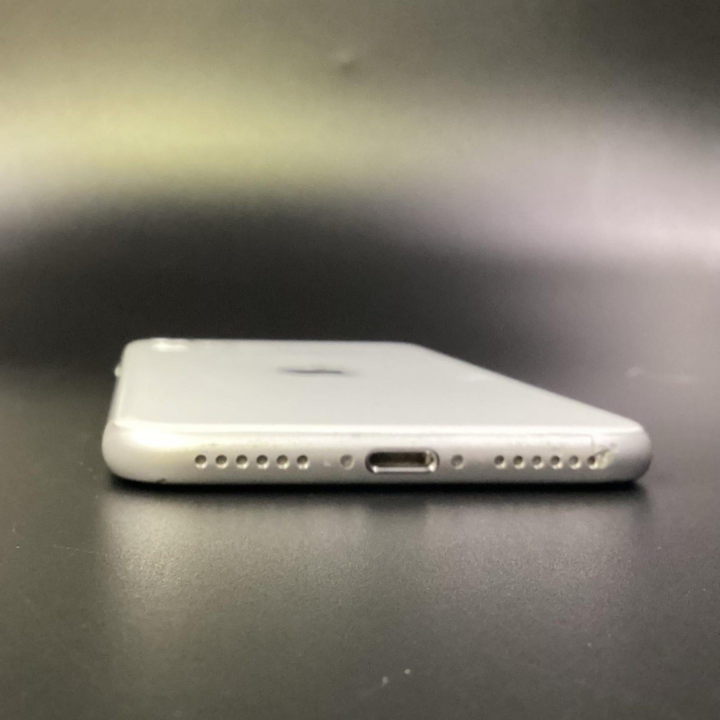 【全額返金保証】【最速発送】Apple iPhone iPhone SE（第2世代） 128GB ホワイト au 白ロム 動作確認済 77%