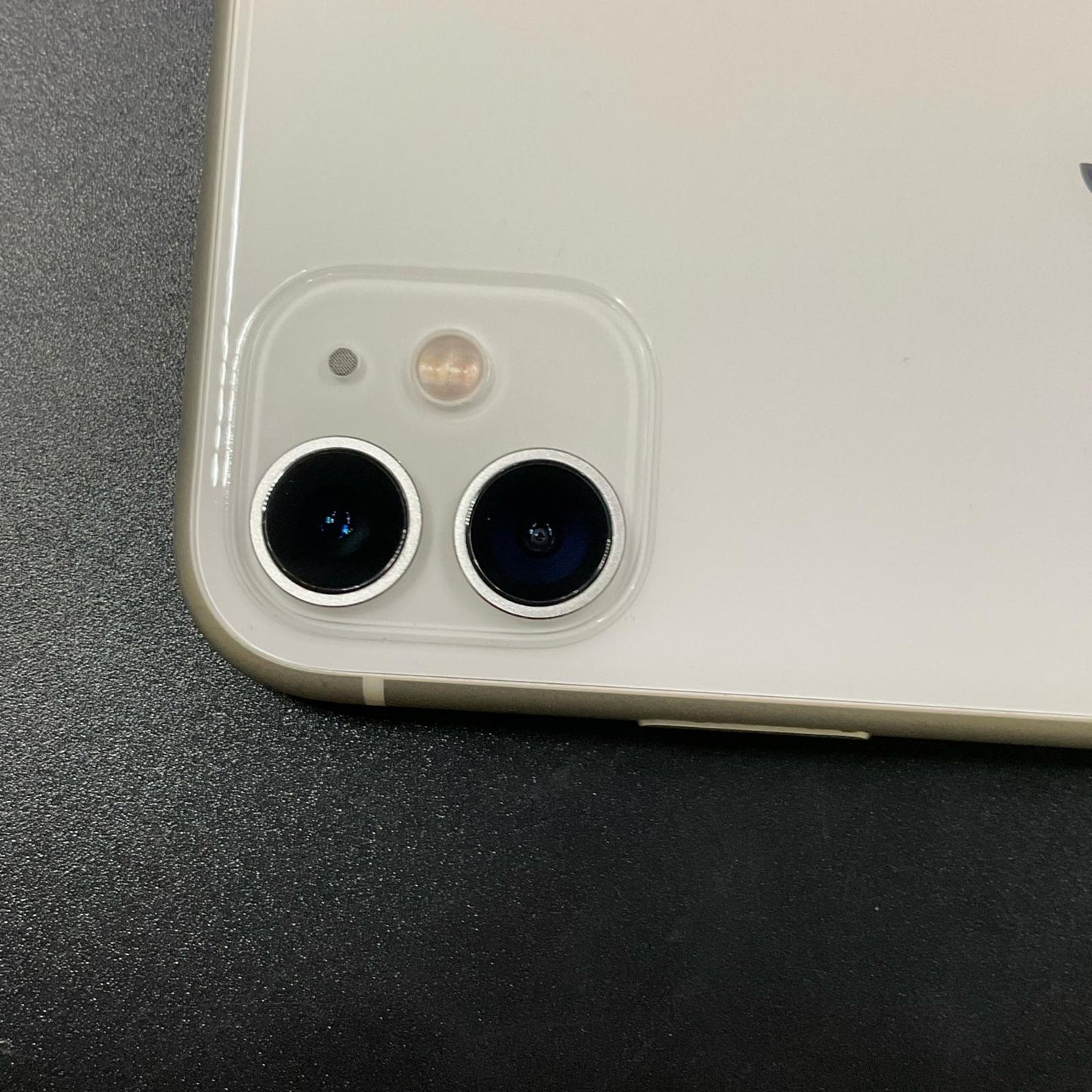 【全額返金保証】【最速発送】Apple iPhone iPhone 11 64GB ホワイト au 白ロム 動作確認済 77%