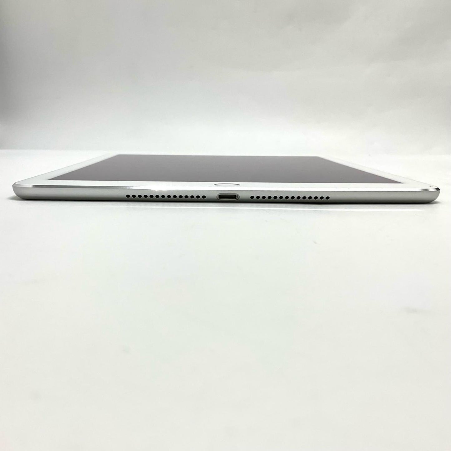 【全額返金保証】【最速発送】Apple iPad Air 9.7インチ 第2世代 64GB シルバー Wi-Fi 美品 動作確認済