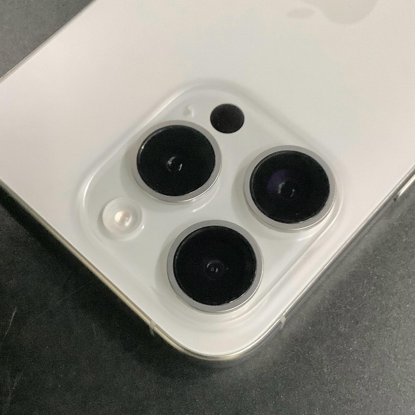 【全額返金保証】【最速発送】Apple iPhone iPhone 15 Pro 256GB ホワイトチタニウム Softbank SIMフリー 動作確認済 81%