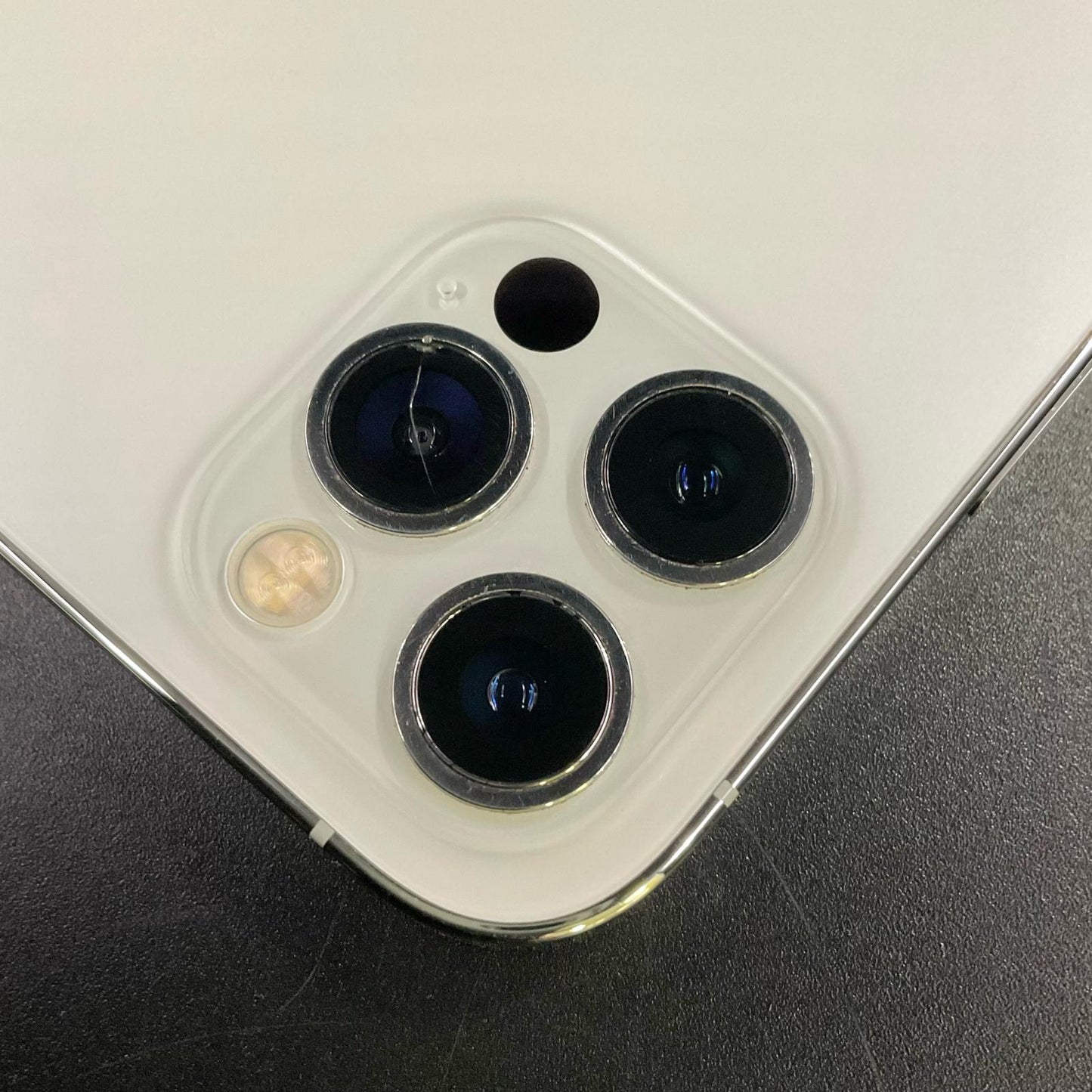 【全額返金保証】【最速発送】Apple iPhone iPhone 12 Pro 128GB シルバー docomo SIMフリー 白ロム 動作確認済 79%