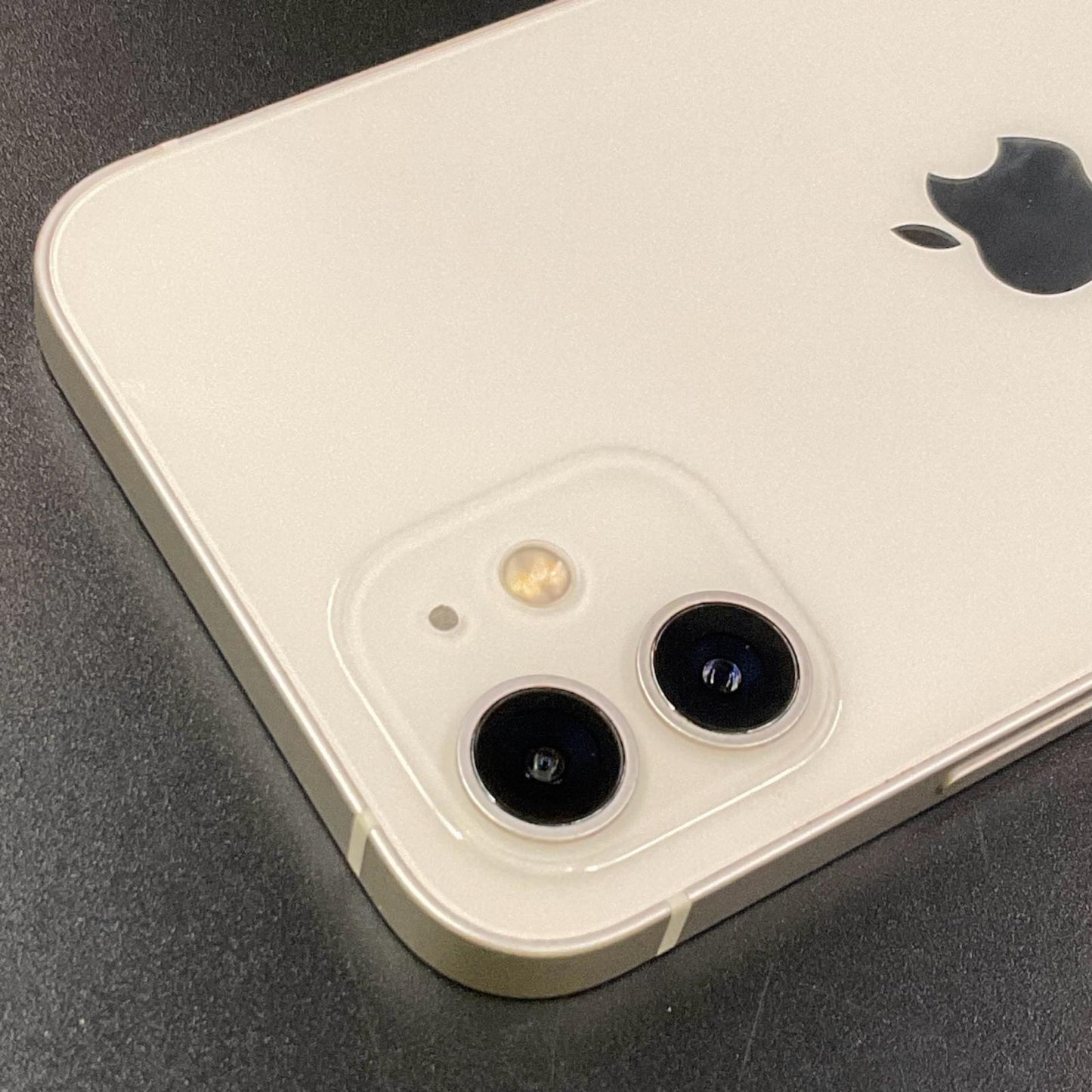 【全額返金保証】【最速発送】Apple iPhone iPhone 12 128GB スターライト au 白ロム 動作確認済 77%