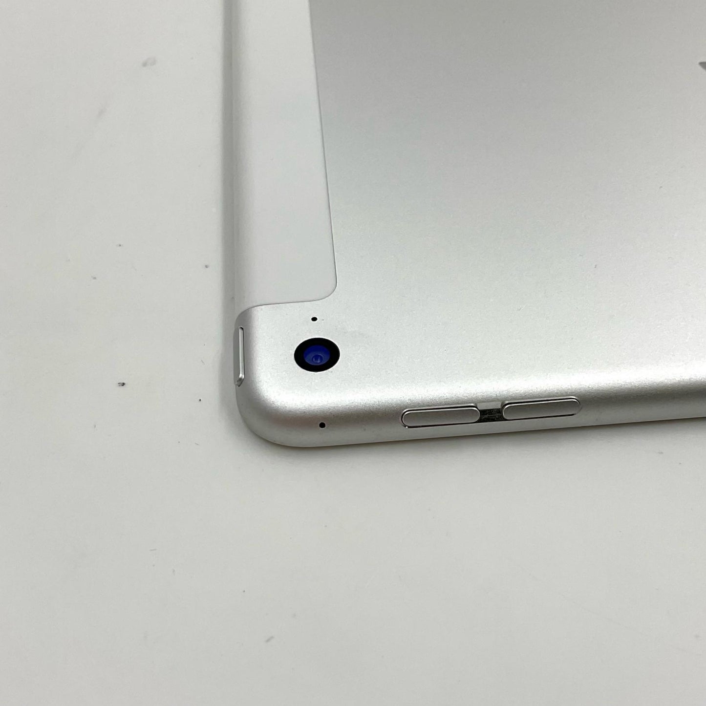 【全額返金保証】【最速発送】Apple iPad mini 7.9インチ 第4世代 128GB シルバー WiFi+Cellular docomo 白ロム 動作確認済
