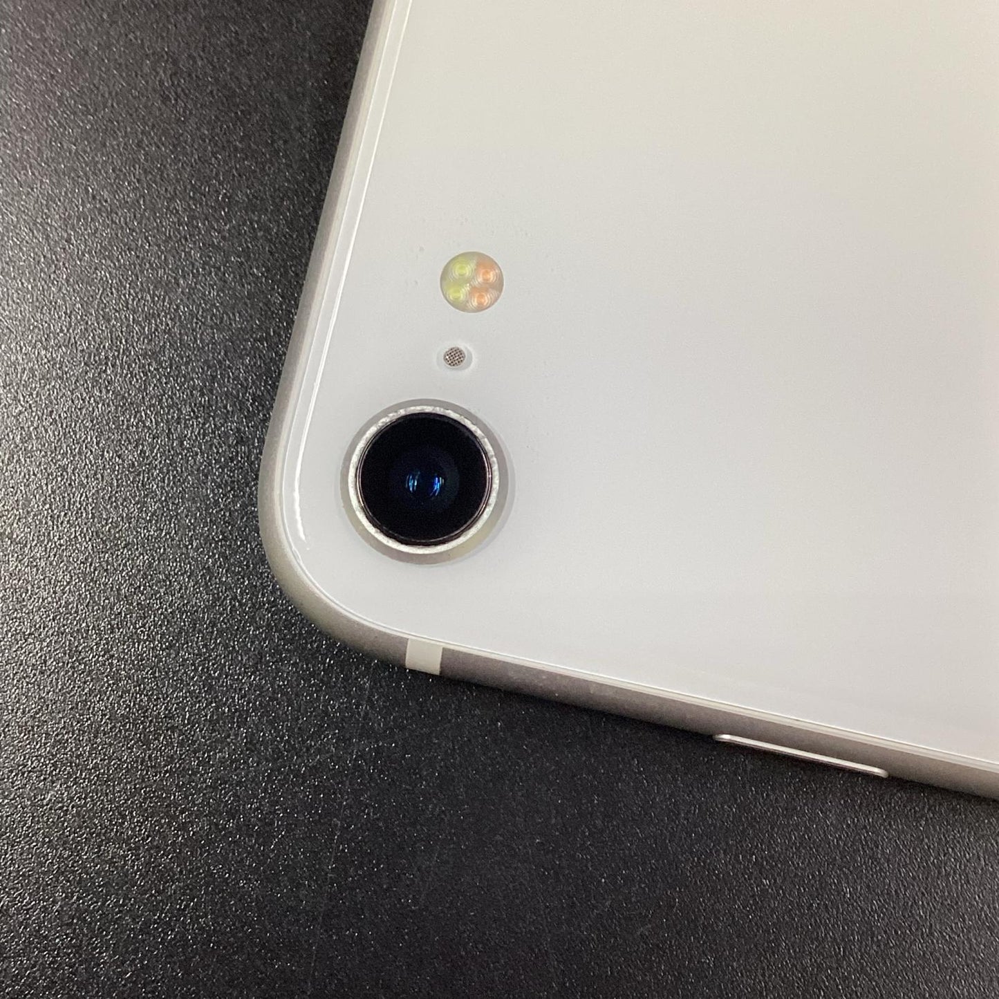 【全額返金保証】【最速発送】Apple iPhone iPhone SE（第2世代） 64GB ホワイト au 白ロム 動作確認済 80%