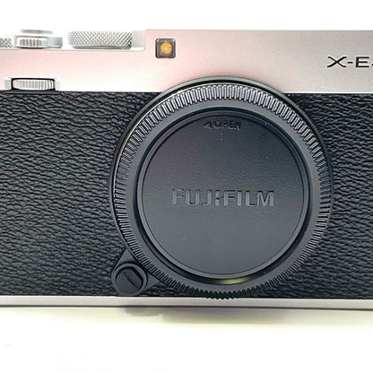 【全額返金保証】【最速発送】FUJIFILM デジタル一眼 X-E4 ボディ シルバー 超美品 動作確認済