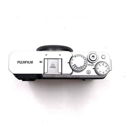 【全額返金保証】【最速発送】FUJIFILM デジタル一眼 X-E4 ボディ シルバー 超美品 動作確認済