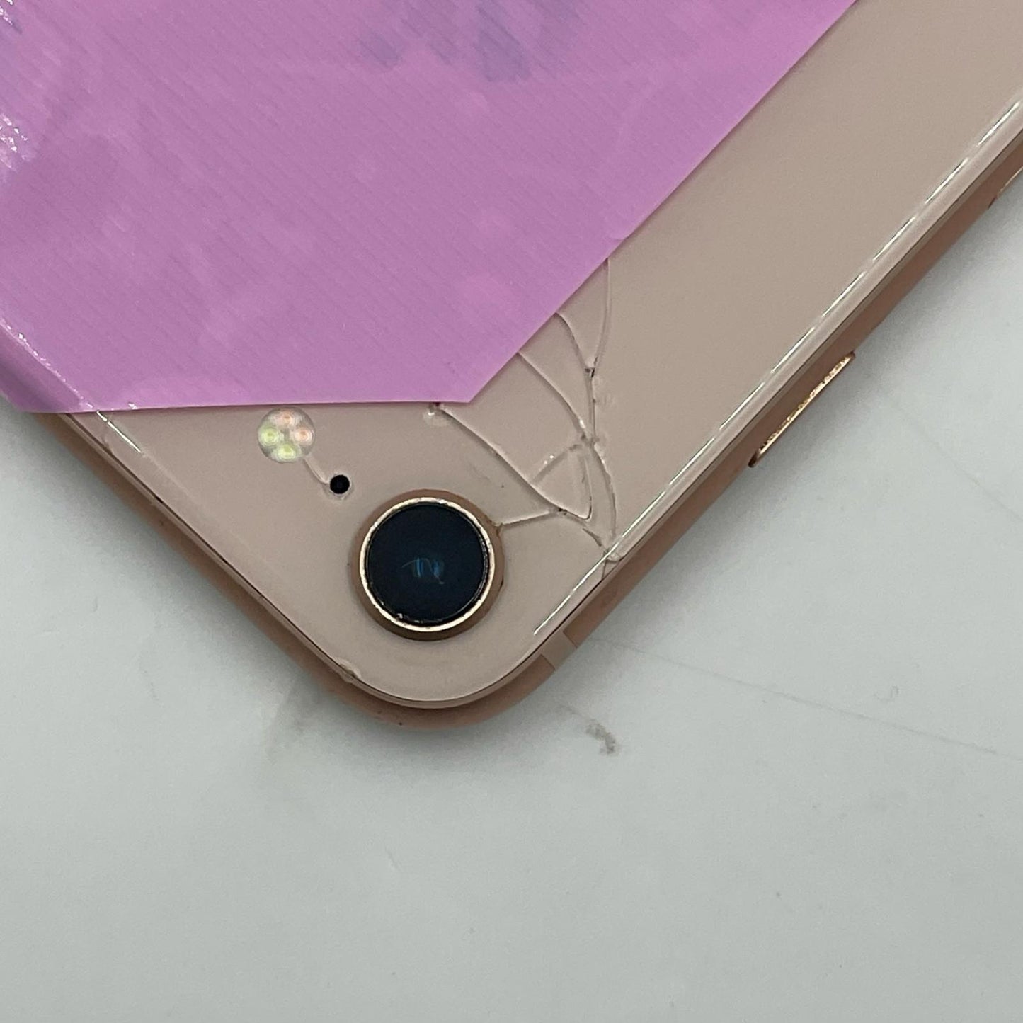 【最速発送】Apple iPhone iPhone 8 64GB ゴールド docomo 白ロム【難有】 82%