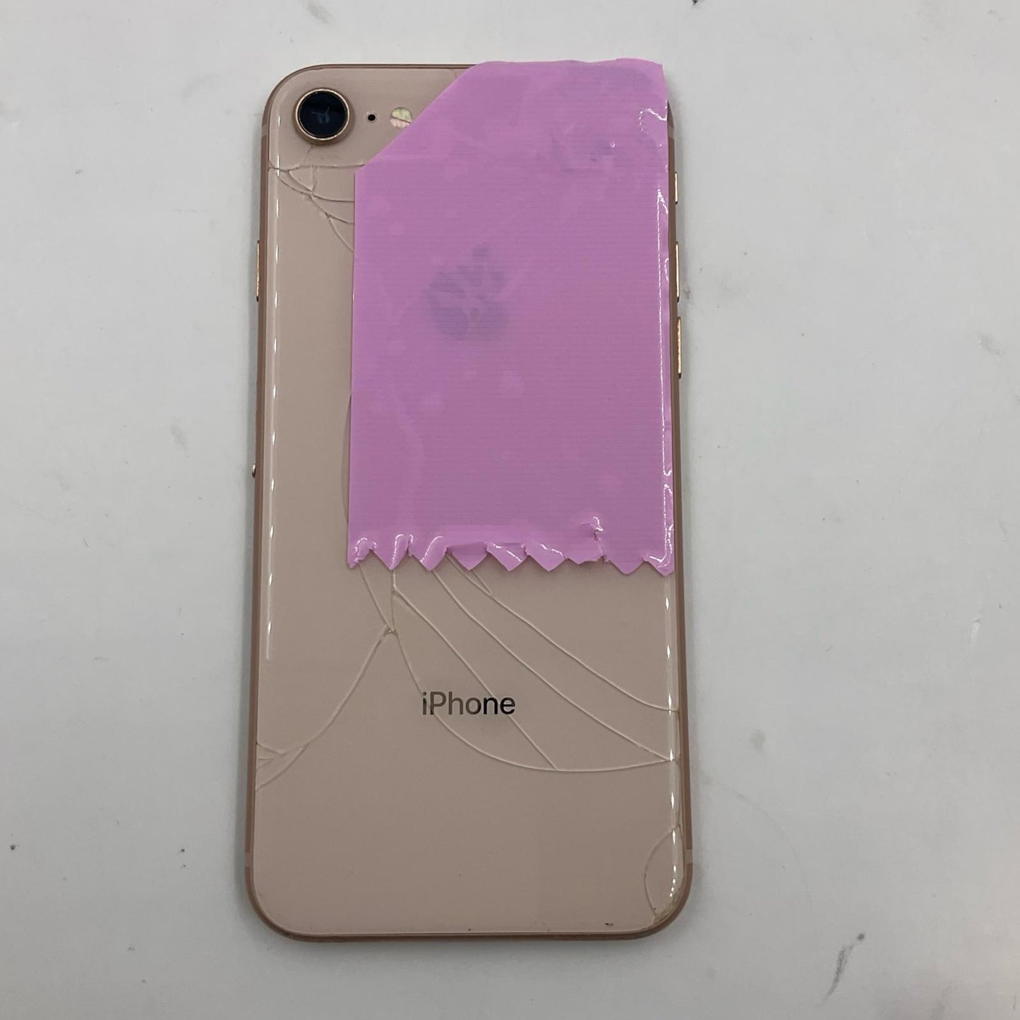 【最速発送】Apple iPhone iPhone 8 64GB ゴールド docomo 白ロム【難有】 82%