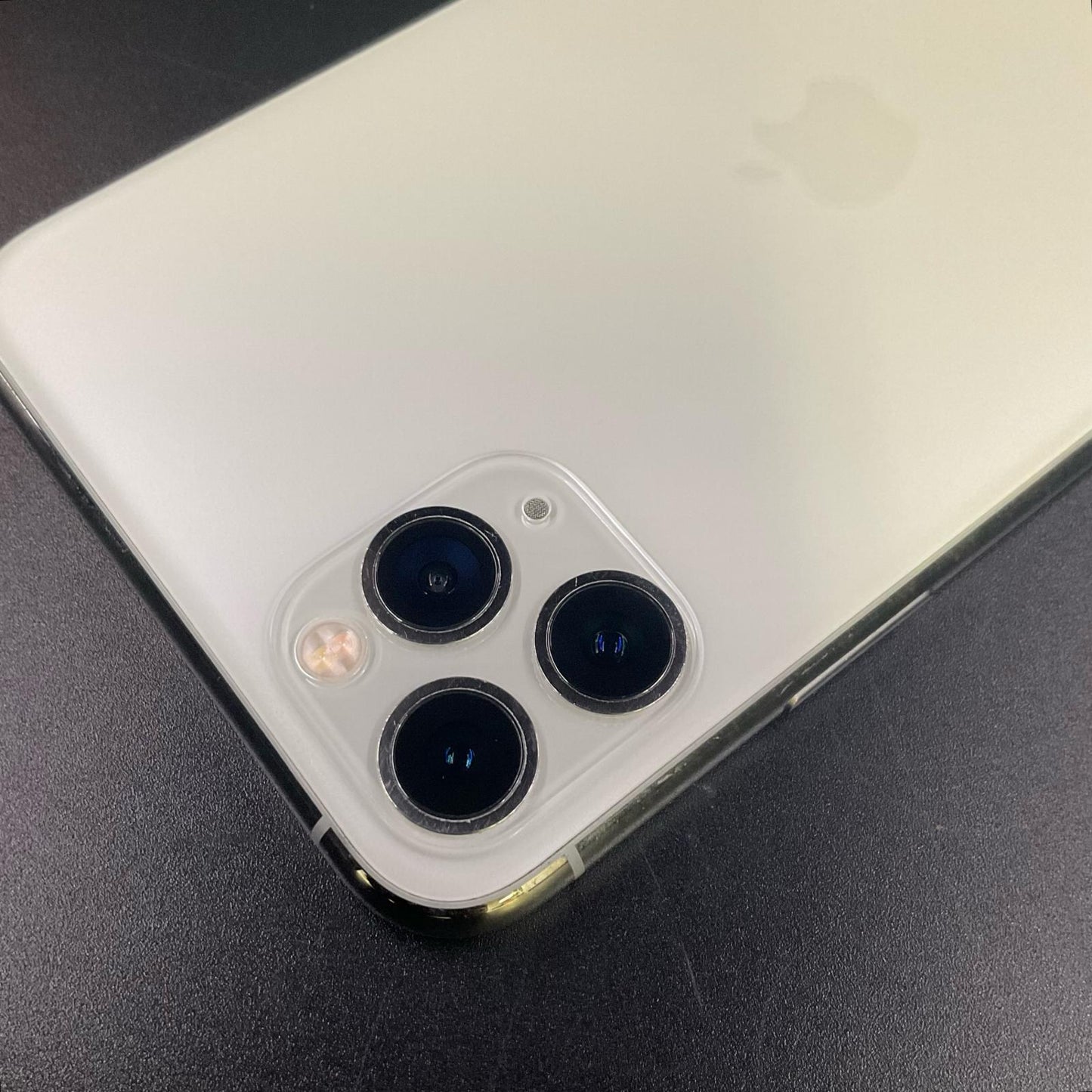 【全額返金保証】【最速発送】Apple iPhone iPhone 11 Pro Max 64GB シルバー au 白ロム 動作確認済 89%