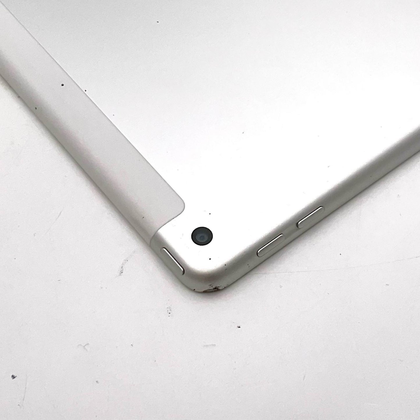 【全額返金保証】【最速発送】Apple iPad iPad 第6世代 128GB シルバー WiFi+Cellular au 白ロム 動作確認済