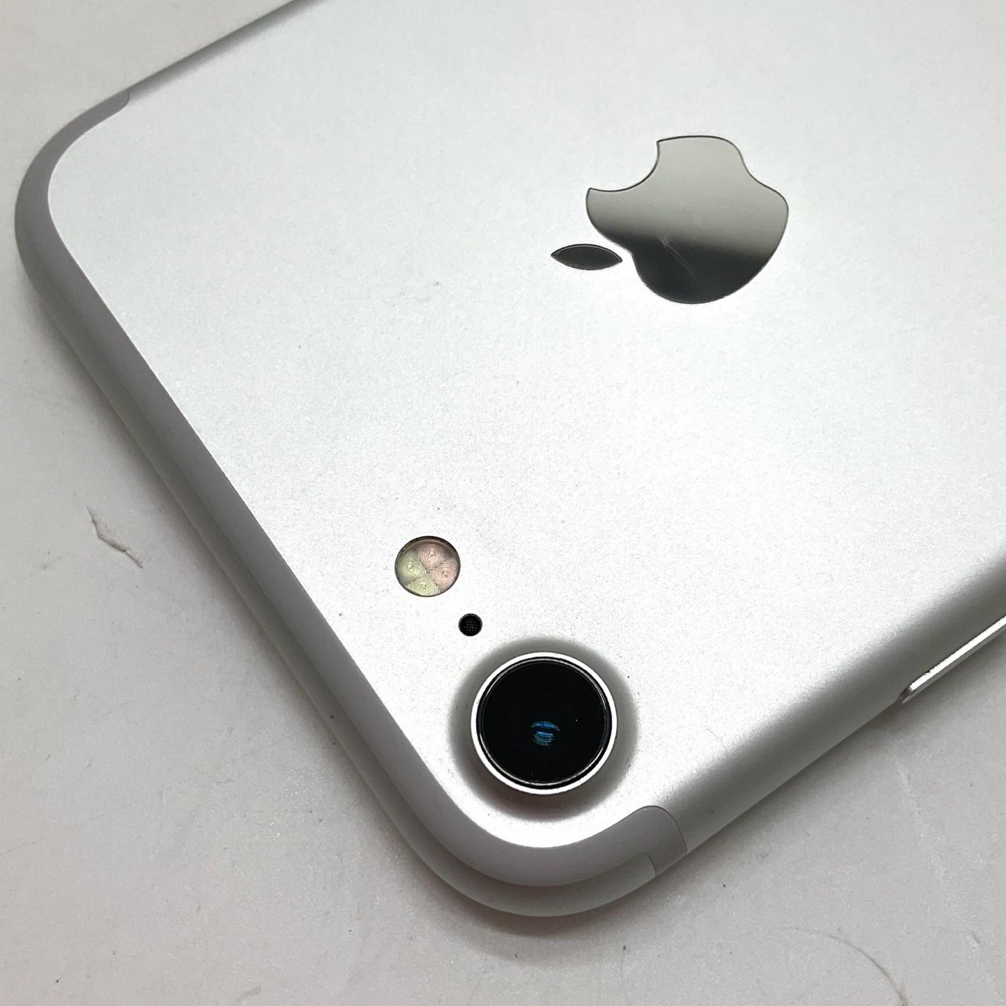 【全額返金保証】【最速発送】Apple iPhone iPhone 7 32GB シルバー au 白ロム 動作確認済 79%