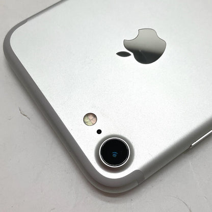 【全額返金保証】【最速発送】Apple iPhone iPhone 7 32GB シルバー au 白ロム 動作確認済 79%