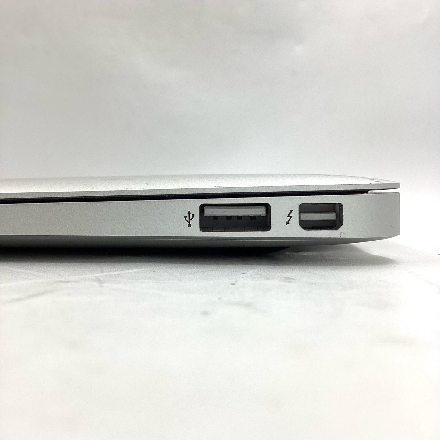 【全額返金保証】【最速発送】Apple 11.6インチ 2015 1.6GHz デュアルコア　Intel Core i5 8GB SSD 256GB シルバー 動作確認済