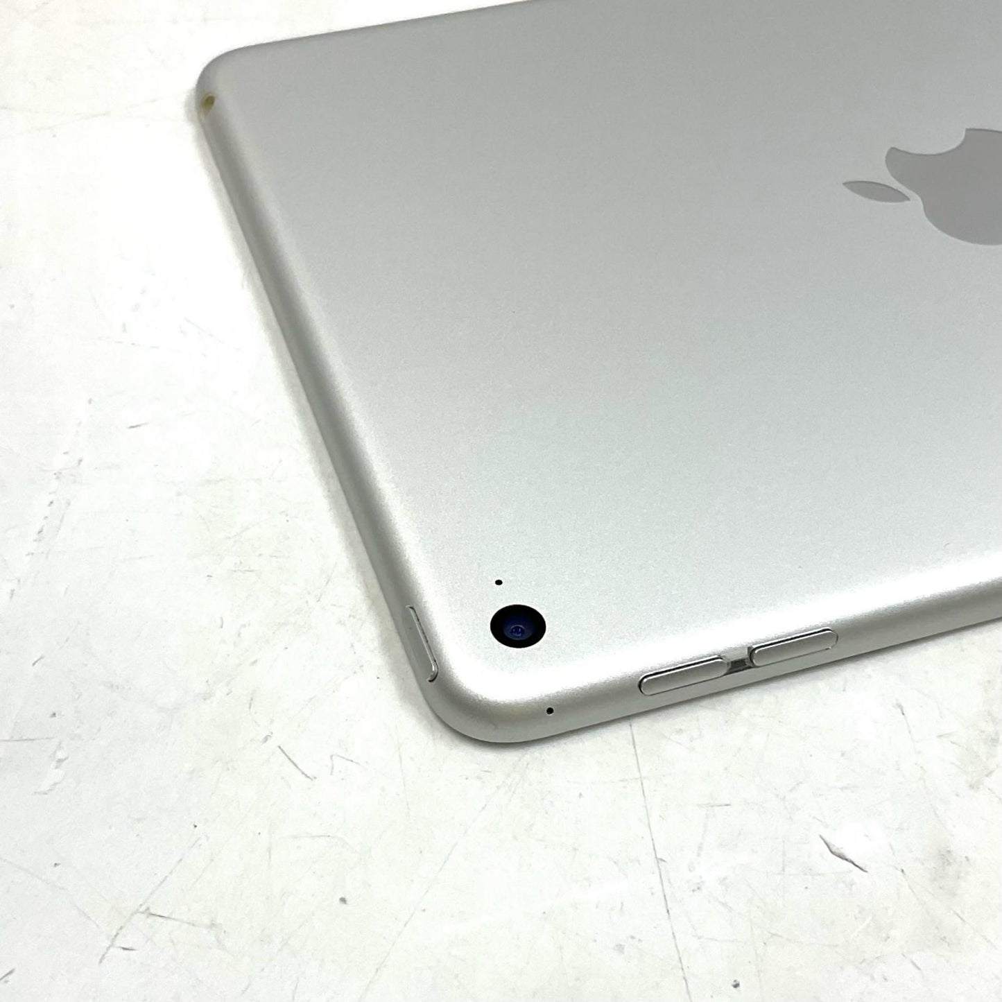 【全額返金保証】【最速発送】Apple iPad mini 7.9インチ 第4世代 16GB シルバー Wi-Fi 動作確認済