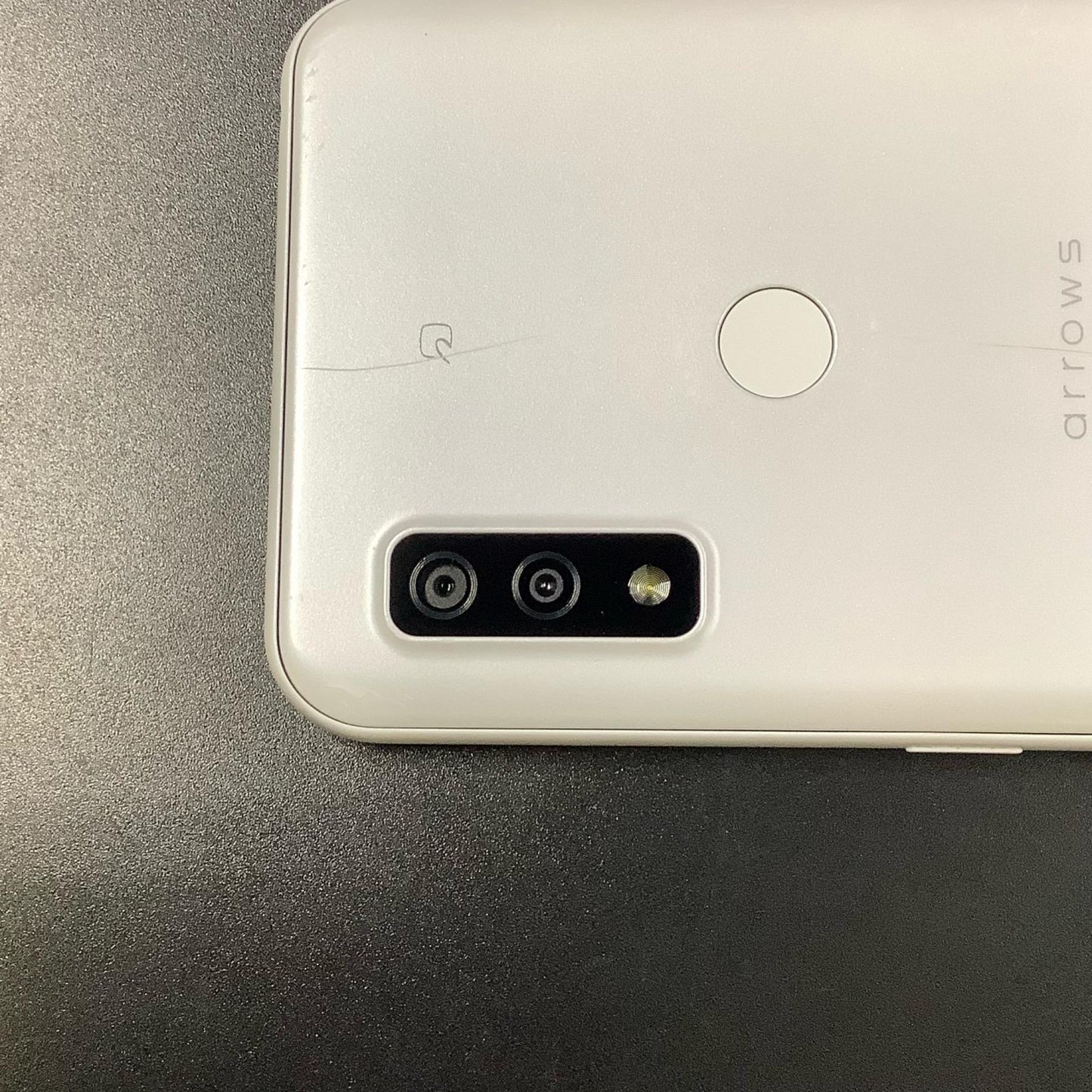 【全額返金保証】【最速発送】富士通 arrows 64GB ホワイト au FCG01 白ロム 動作確認済