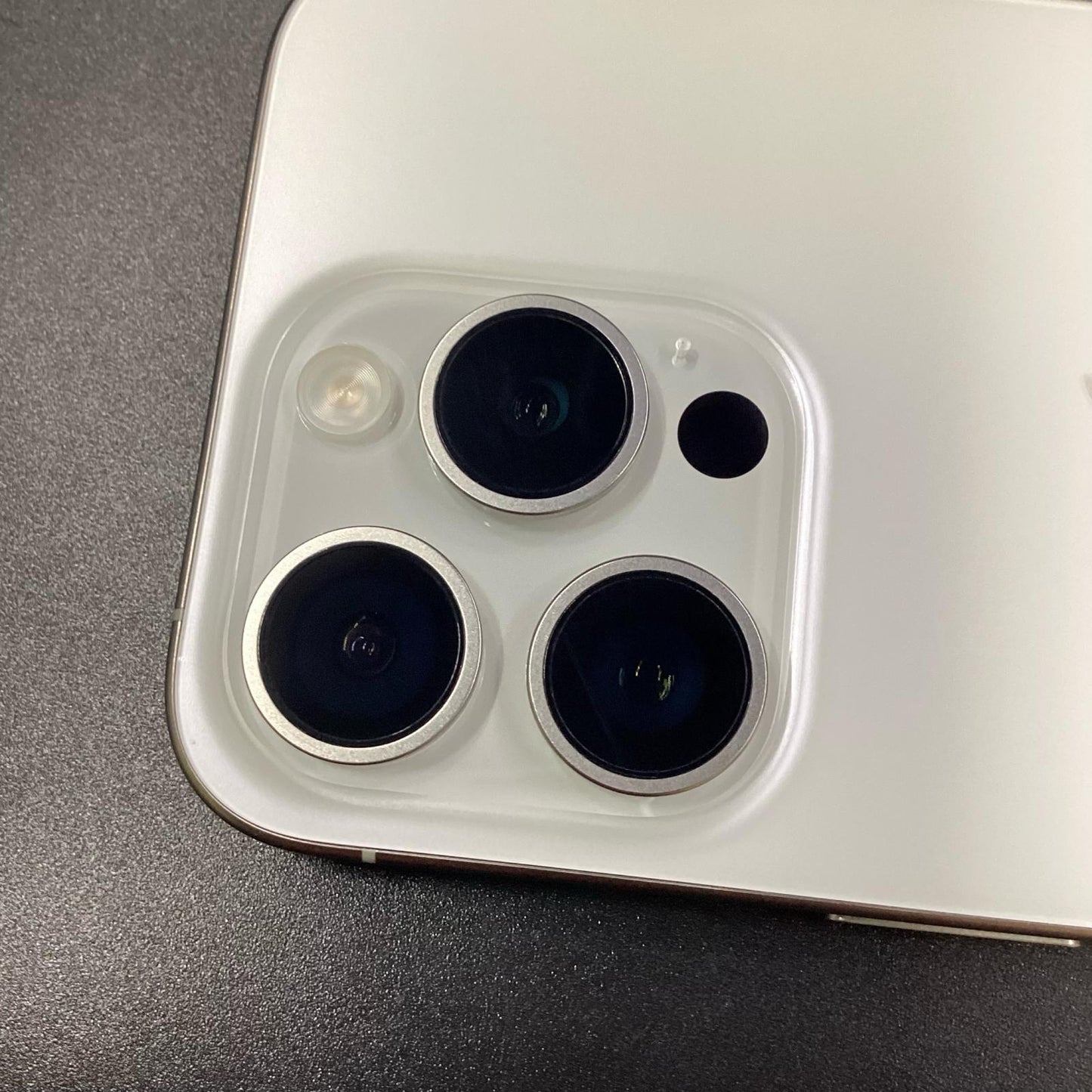 【全額返金保証】【最速発送】Apple iPhone iPhone 15 Pro 256GB ホワイトチタニウム SIMフリー 白ロム 美品 動作確認済 90%