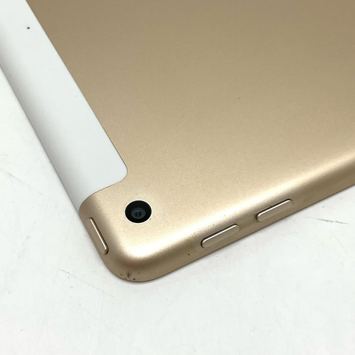 【全額返金保証】【最速発送】Apple iPad iPad 9.7インチ 第5世代 32GB ゴールド Wi-Fi au 白ロム 動作確認済
